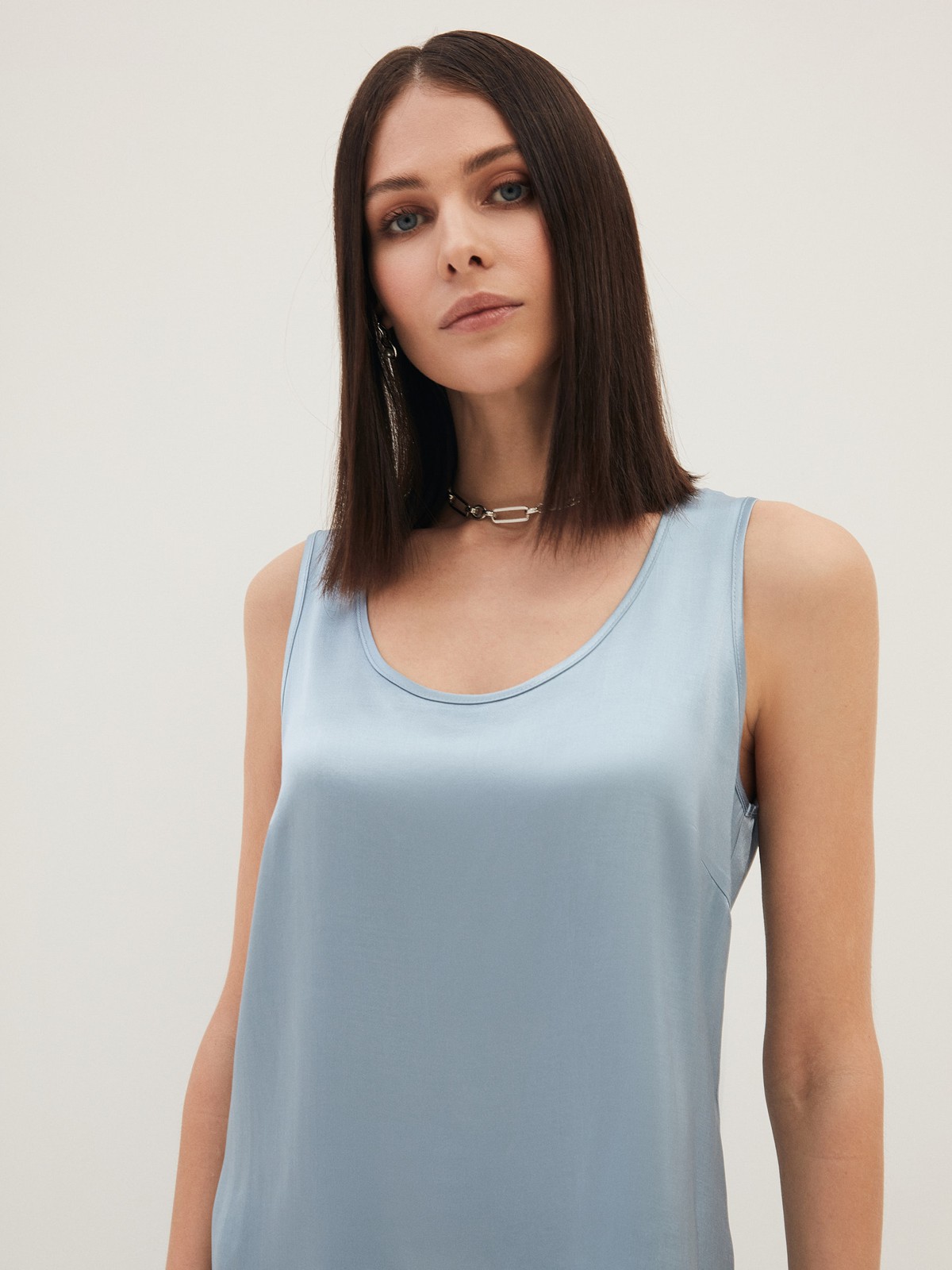 Топ с широкими бретелями , цвет: голубой Allweneed
Топ из ткани атласного переплетения, которая деликатно переливается на солнце. Широкие бретели для вашего комфорта. Мы добились прекрасной посадки по фигуре благодаря шву на спинке и нагрудным вытачкам. Можно носить комплектом с атласной юбкой из коллекции или сочетать с любимыми джинсами на каждый день. Обратите внимание, что состав модели различается в разных цветовых исполнениях. Да, нам тоже сложно определиться с одним оттенком.
На модели размер XS