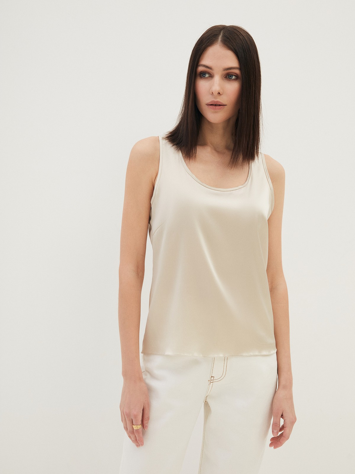 Топ с широкими бретелями , цвет: кремовый Allweneed
Топ из ткани атласного переплетения, которая деликатно переливается на солнце. Широкие бретели для вашего комфорта. Мы добились прекрасной посадки по фигуре благодаря шву на спинке и нагрудным вытачкам. Можно носить комплектом с атласной юбкой из коллекции или сочетать с любимыми джинсами на каждый день. Обратите внимание, что состав модели различается в разных цветовых исполнениях. Да, нам тоже сложно определиться с одним оттенком.
На модели размер XS