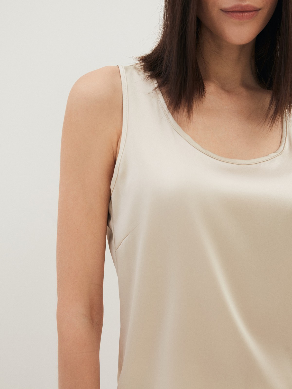 Топ с широкими бретелями , цвет: кремовый Allweneed
Топ из ткани атласного переплетения, которая деликатно переливается на солнце. Широкие бретели для вашего комфорта. Мы добились прекрасной посадки по фигуре благодаря шву на спинке и нагрудным вытачкам. Можно носить комплектом с атласной юбкой из коллекции или сочетать с любимыми джинсами на каждый день. Обратите внимание, что состав модели различается в разных цветовых исполнениях. Да, нам тоже сложно определиться с одним оттенком.
На модели размер XS