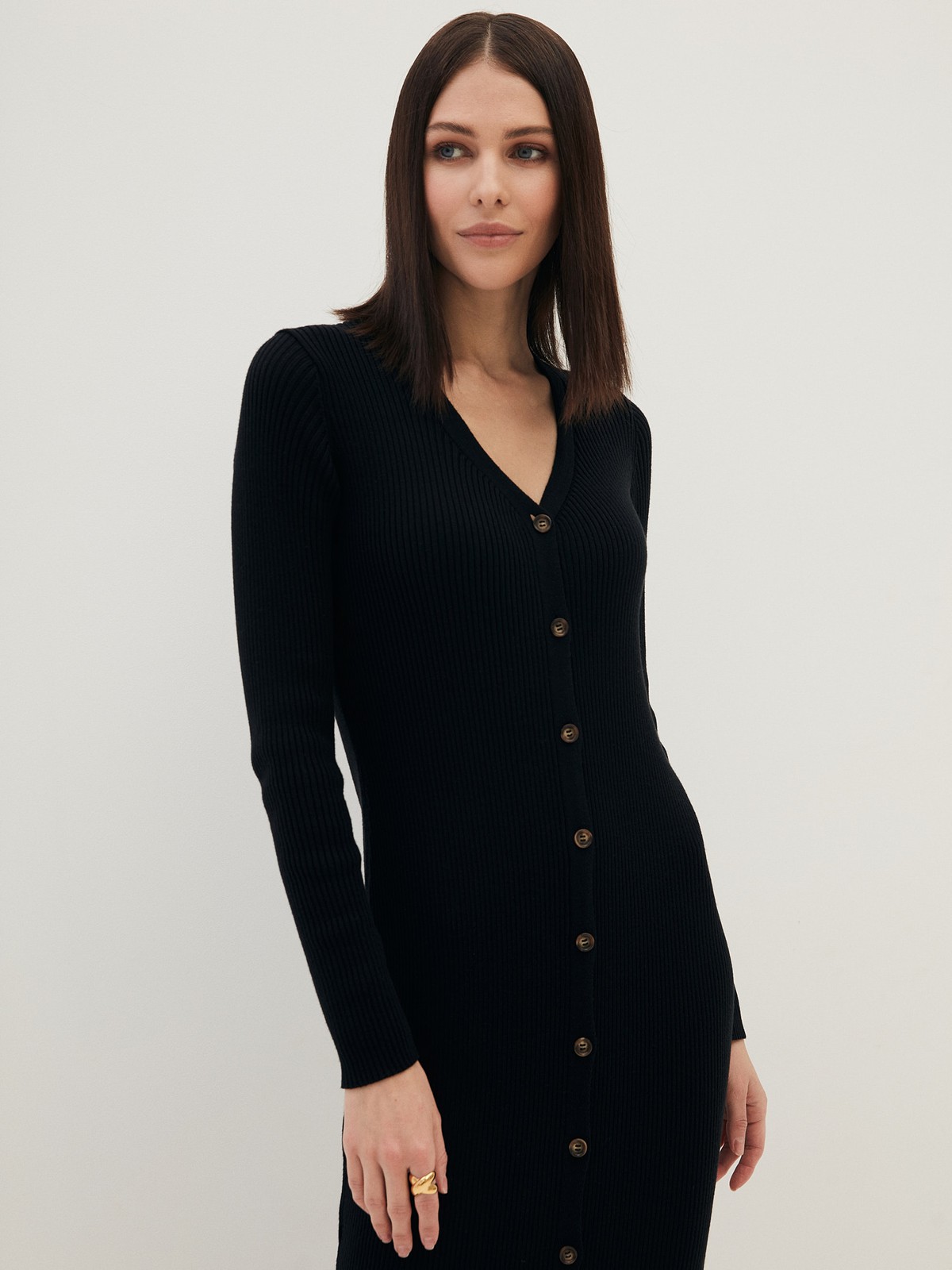 Вязаное платье-футляр, цвет: Черный Allweneed
Вязаное платье-футляр - идеальный компромисс между комфортом и классическим стилем. Мидидлина и тонкий рубчик вытянут фигуру, а мягкий трикотаж подарит ощущение тепла и уюта. дополните образ босоножками или ботильонами и сумкой хобо.
На модели размер XS