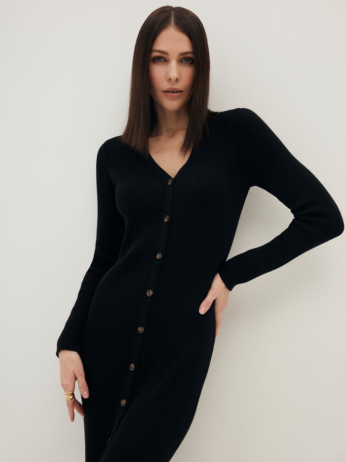 Вязаное платье-футляр, цвет: Черный Allweneed
Вязаное платье-футляр - идеальный компромисс между комфортом и классическим стилем. Мидидлина и тонкий рубчик вытянут фигуру, а мягкий трикотаж подарит ощущение тепла и уюта. дополните образ босоножками или ботильонами и сумкой хобо.
На модели размер XS