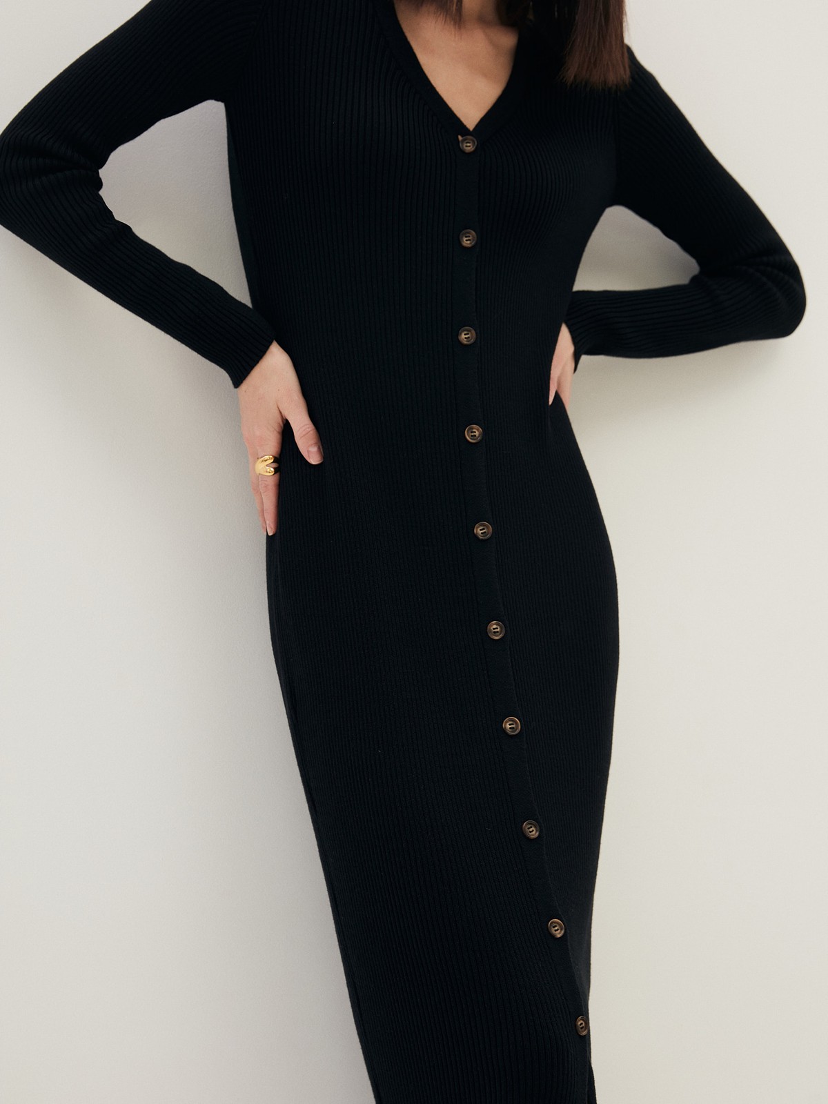 Вязаное платье-футляр, цвет: Черный Allweneed
Вязаное платье-футляр - идеальный компромисс между комфортом и классическим стилем. Мидидлина и тонкий рубчик вытянут фигуру, а мягкий трикотаж подарит ощущение тепла и уюта. дополните образ босоножками или ботильонами и сумкой хобо.
На модели размер XS