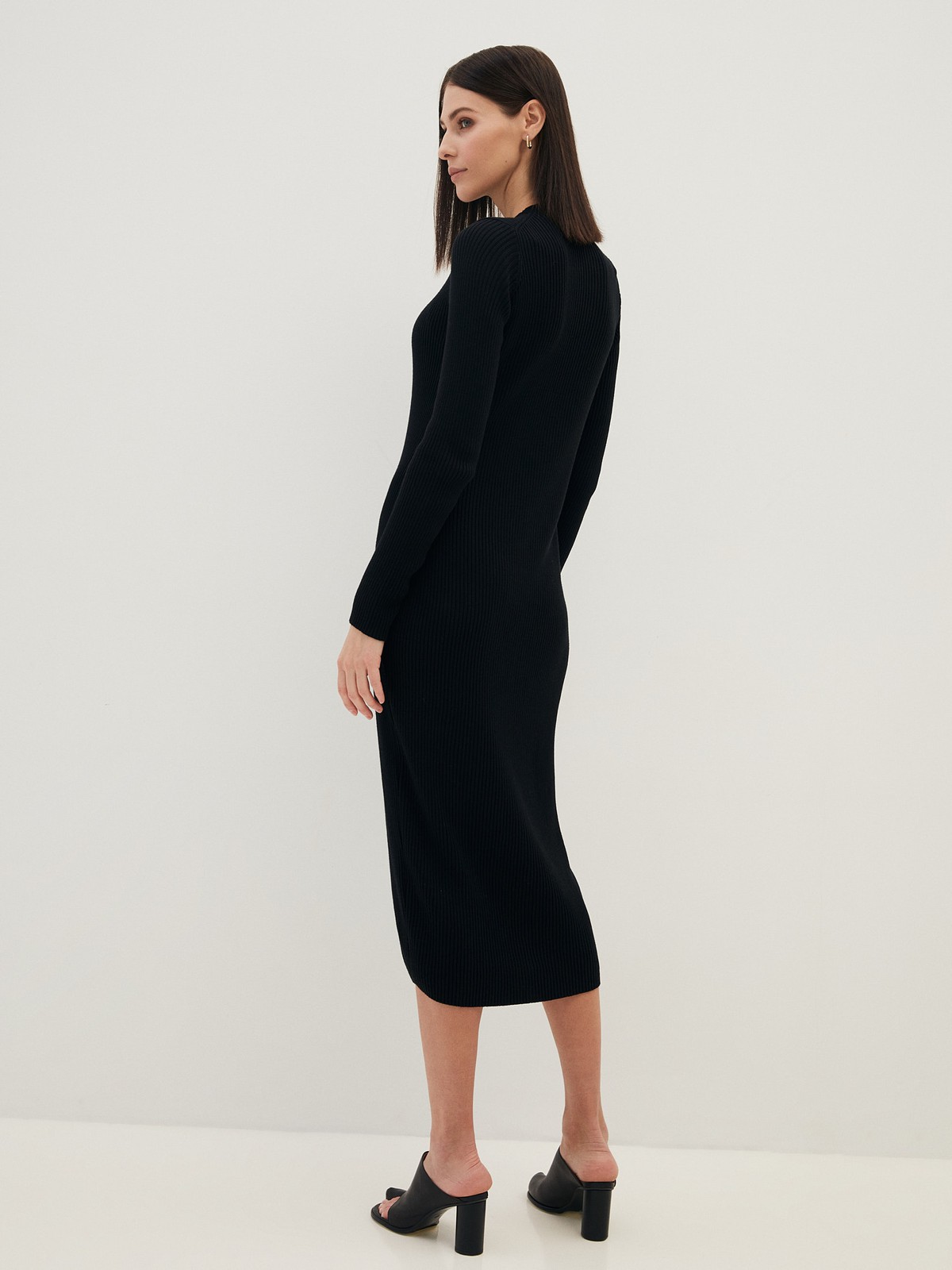 Вязаное платье-футляр, цвет: Черный Allweneed
Вязаное платье-футляр - идеальный компромисс между комфортом и классическим стилем. Мидидлина и тонкий рубчик вытянут фигуру, а мягкий трикотаж подарит ощущение тепла и уюта. дополните образ босоножками или ботильонами и сумкой хобо.
На модели размер XS