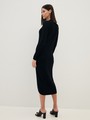 Вязаное платье-футляр, цвет: Черный Allweneed
Вязаное платье-футляр - идеальный компромисс между комфортом и классическим стилем. Мидидлина и тонкий рубчик вытянут фигуру, а мягкий трикотаж подарит ощущение тепла и уюта. дополните образ босоножками или ботильонами и сумкой хобо.
На модели размер XS