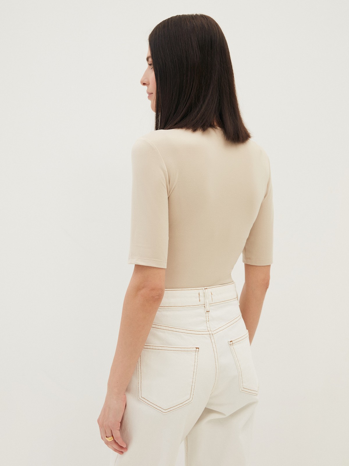 Боди из кроёного трикотажа, цвет: бежевый Allweneed
Боди из нежного трикотажа. Легкая ткань с бархатистой текстурой приятна на ощупь. Модель подчеркивает изгибы тела и хорошо садится по фигуре. Застежка на кнопки. Носите с джинсами или брюками и жакетом для делового образа.
На модели размер XS