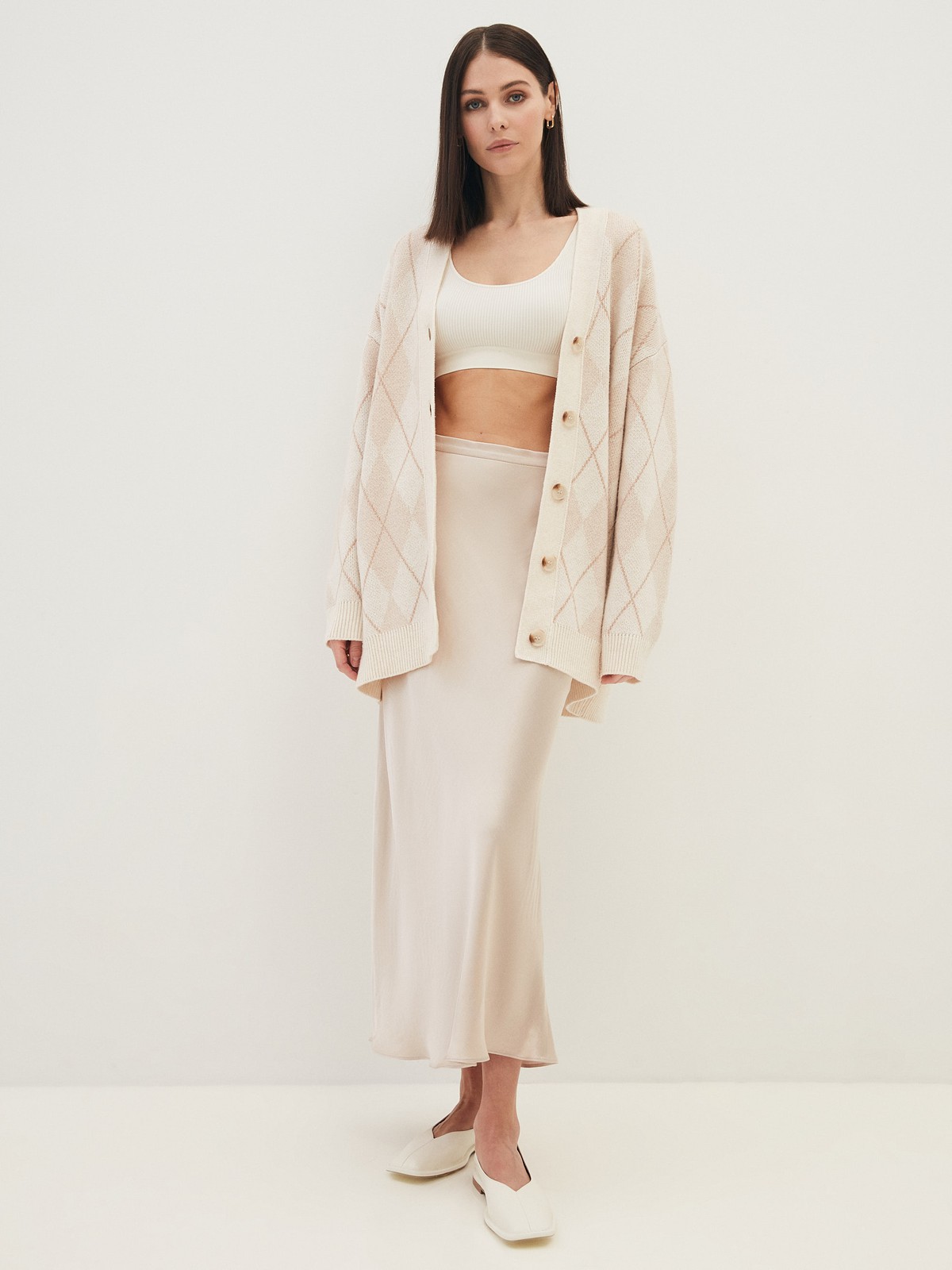 


Юбка длины миди с актуальным кроем по косой. Такой крой обеспечивает идеальную посадку по фигуре. Модель из ткани атласного переплетения, что придает ей благородный блеск. Ткань струится и переливается при ходьбе. Тонкий пояс на талии и потайная молния в боковом шве. Мы поработали над посадкой и добавили вытачки. Благодаря актуальному крою модель подчеркивает достоинства любой фигуры. Мы носим ее вместе с атласным или шелковым топом, а также миксуем со свитером и курткой-косухой.

На модели размер XS