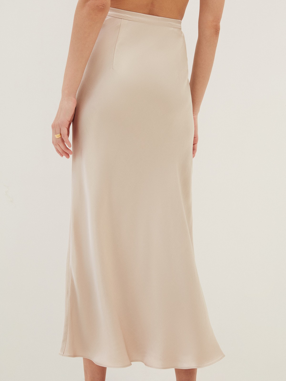 


Юбка длины миди с актуальным кроем по косой. Такой крой обеспечивает идеальную посадку по фигуре. Модель из ткани атласного переплетения, что придает ей благородный блеск. Ткань струится и переливается при ходьбе. Тонкий пояс на талии и потайная молния в боковом шве. Мы поработали над посадкой и добавили вытачки. Благодаря актуальному крою модель подчеркивает достоинства любой фигуры. Мы носим ее вместе с атласным или шелковым топом, а также миксуем со свитером и курткой-косухой.

На модели размер XS