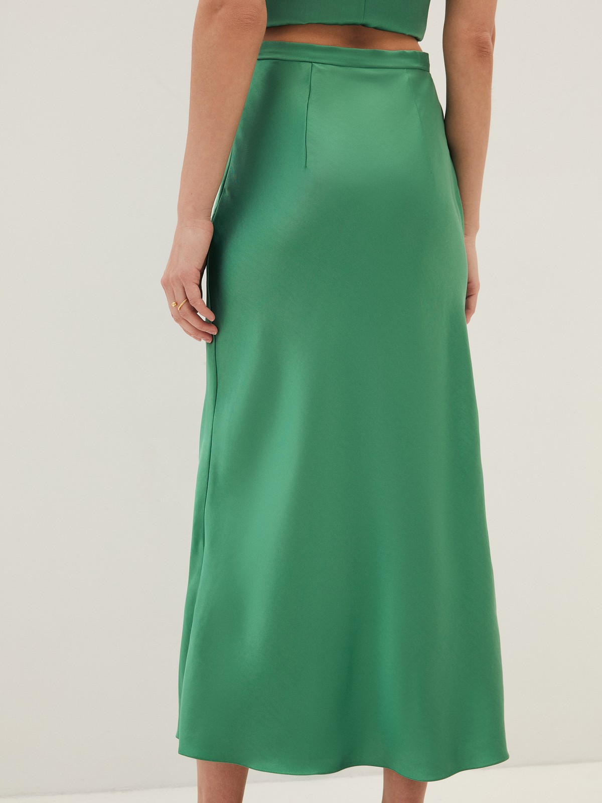 Юбка миди по косой, цвет: зеленый Allweneed
Юбка длины миди с актуальным кроем по косой. Такой крой обеспечивает идеальную посадку по фигуре. Модель из ткани атласного переплетения, что придает ей благородный блеск. Ткань струится и переливается при ходьбе. Тонкий пояс на талии и потайная молния в боковом шве. Мы поработали над посадкой и добавили вытачки. Благодаря актуальному крою модель подчеркивает достоинства любой фигуры. Мы носим ее вместе с атласным или шелковым топом, а также миксуем со свитером и курткой-косухой.
На модели размер XS