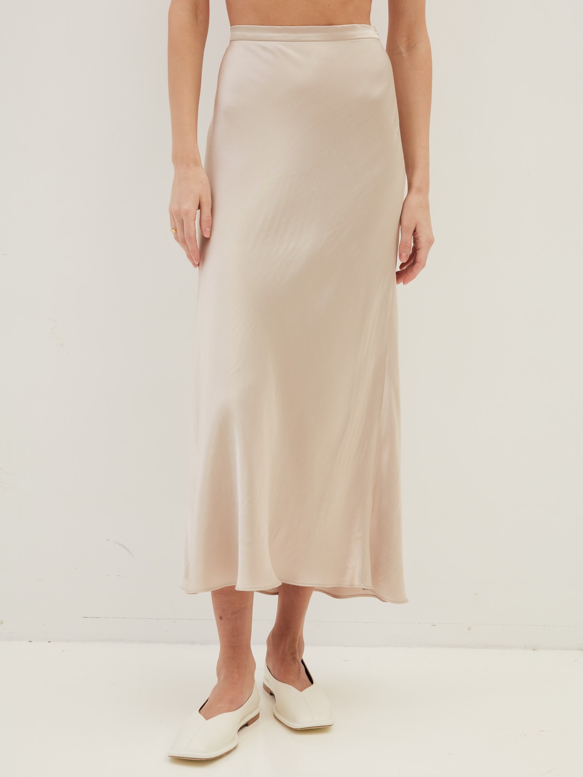 


Юбка длины миди с актуальным кроем по косой. Такой крой обеспечивает идеальную посадку по фигуре. Модель из ткани атласного переплетения, что придает ей благородный блеск. Ткань струится и переливается при ходьбе. Тонкий пояс на талии и потайная молния в боковом шве. Мы поработали над посадкой и добавили вытачки. Благодаря актуальному крою модель подчеркивает достоинства любой фигуры. Мы носим ее вместе с атласным или шелковым топом, а также миксуем со свитером и курткой-косухой.

На модели размер XS