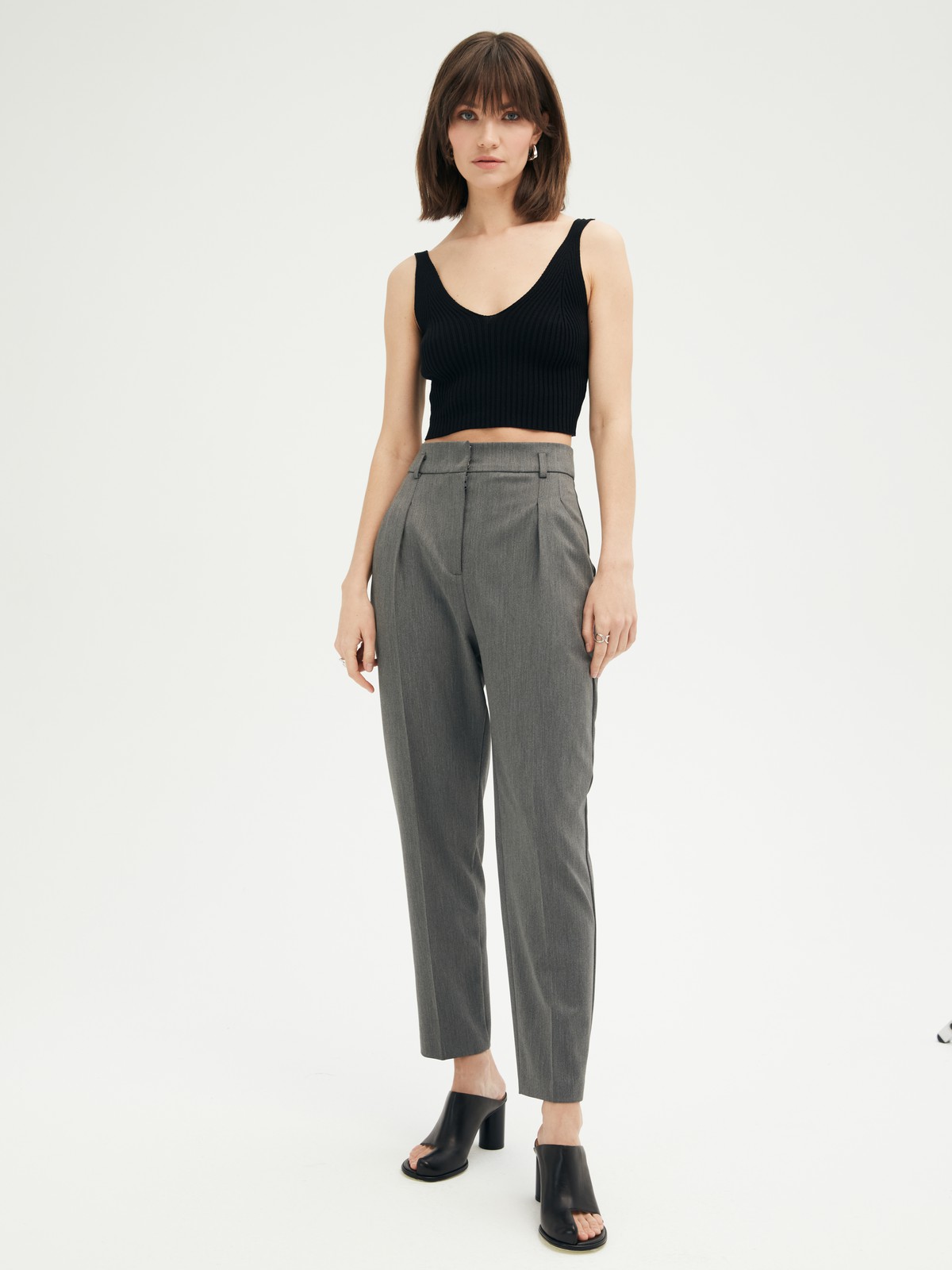 Брюки на высокой талии , цвет: серый Allweneed
Брюки-бананы на высокой посадке. Длина 7/8. Два кармана по бокам. Ткань создает ощущение легкости и прохлады даже в теплый день. К брюкам мы советуем подобрать жакет в тон и рубашку из плотной ткани. Пять цветов, наш фаворит яркая фуксия.
На модели размер S