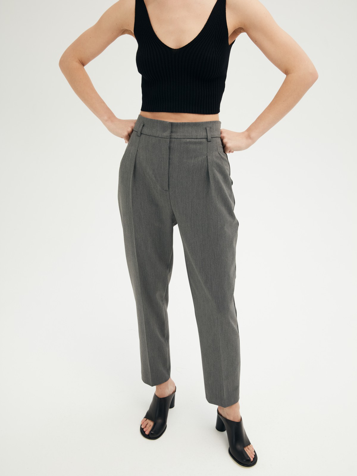 Брюки на высокой талии , цвет: серый Allweneed
Брюки-бананы на высокой посадке. Длина 7/8. Два кармана по бокам. Ткань создает ощущение легкости и прохлады даже в теплый день. К брюкам мы советуем подобрать жакет в тон и рубашку из плотной ткани. Пять цветов, наш фаворит яркая фуксия.
На модели размер S