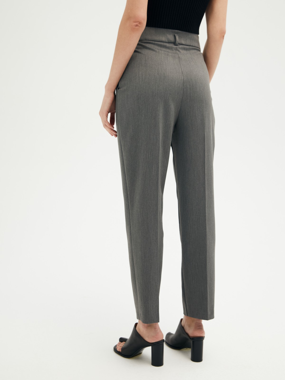 Брюки на высокой талии , цвет: серый Allweneed
Брюки-бананы на высокой посадке. Длина 7/8. Два кармана по бокам. Ткань создает ощущение легкости и прохлады даже в теплый день. К брюкам мы советуем подобрать жакет в тон и рубашку из плотной ткани. Пять цветов, наш фаворит яркая фуксия.
На модели размер S