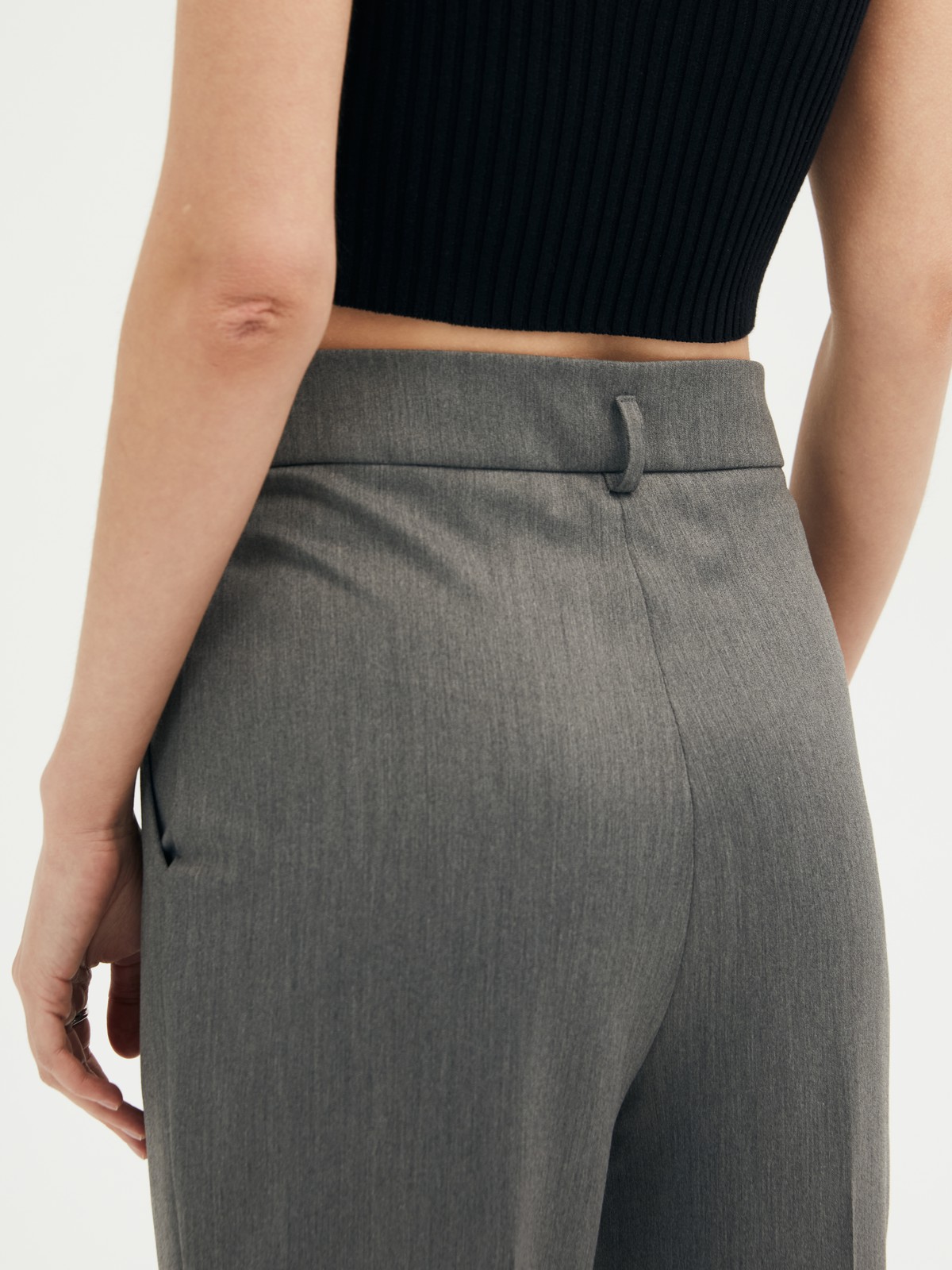 Брюки на высокой талии , цвет: серый Allweneed
Брюки-бананы на высокой посадке. Длина 7/8. Два кармана по бокам. Ткань создает ощущение легкости и прохлады даже в теплый день. К брюкам мы советуем подобрать жакет в тон и рубашку из плотной ткани. Пять цветов, наш фаворит яркая фуксия.
На модели размер S