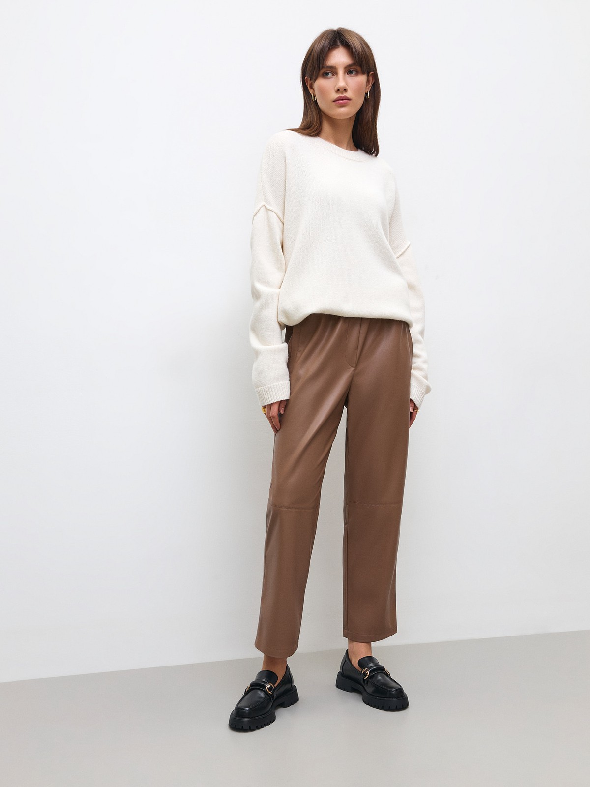 


Широкие брюки из экокожи. Посадка на резинке, благодаря чему вы можете регулировать линию талии по желанию. Шов в районе колена для объема. Два кармана, куда можно положить телефон и ключи. Мы предлагаем сочетать брюки с рубашкой из экокожи или создать контраст фактур.

На модели размер XS