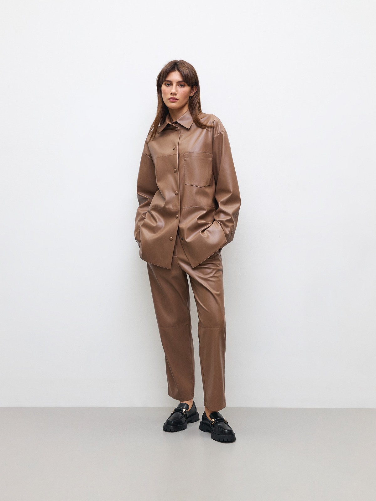 


Удлиненная рубашка-жакет из экокожи на ворсовой основе. Удобная застежка на кнопки, обтянутые экокожей. Модель с ремнем, который по желанию можно снять. Изделие с подкладочной тканьюдля приятных тактильных ощущений. Фигурный, полукруглый низ превращает рубашку-жакет в актуальную базу. Мы рады, что у нас получилась модель на каждый день, которая легко комбинируется с изделиями из коллекции. Можно носить самостоятельно или как верхнюю одежду.

На модели размер XS/S