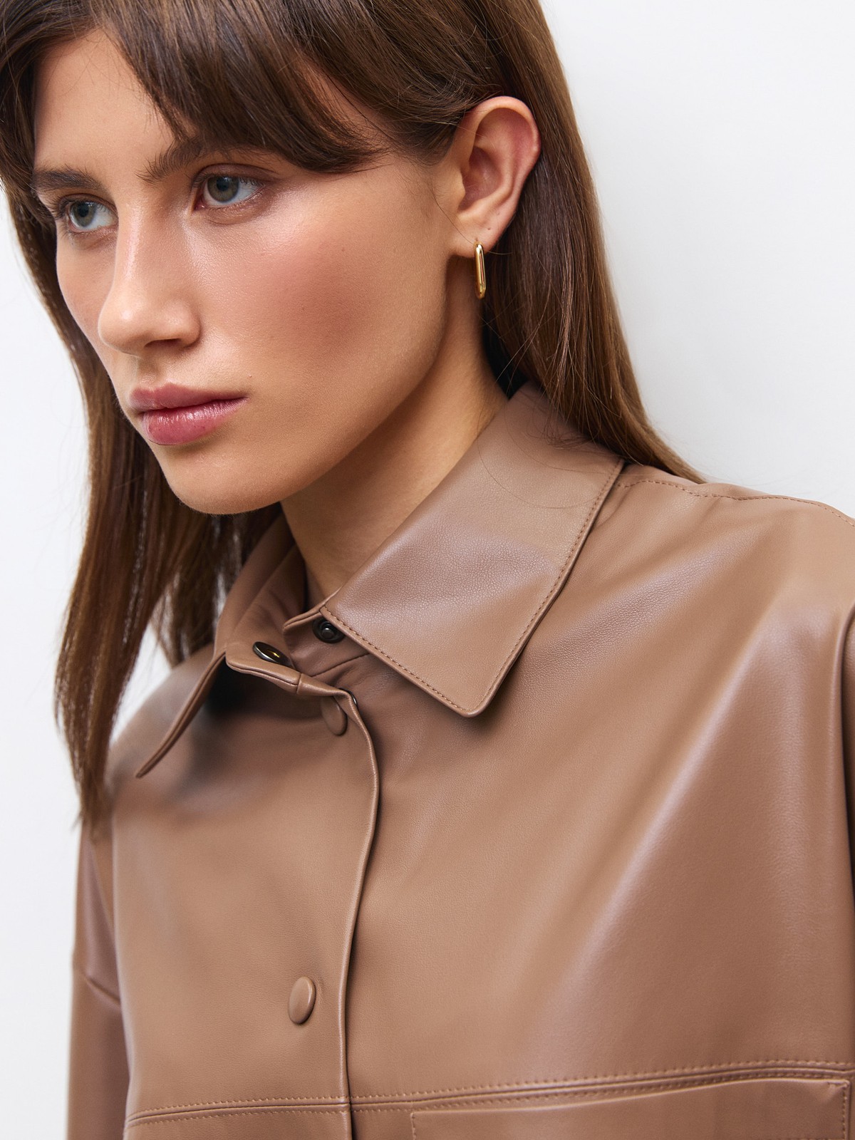 


Удлиненная рубашка-жакет из экокожи на ворсовой основе. Удобная застежка на кнопки, обтянутые экокожей. Модель с ремнем, который по желанию можно снять. Изделие с подкладочной тканьюдля приятных тактильных ощущений. Фигурный, полукруглый низ превращает рубашку-жакет в актуальную базу. Мы рады, что у нас получилась модель на каждый день, которая легко комбинируется с изделиями из коллекции. Можно носить самостоятельно или как верхнюю одежду.

На модели размер XS/S