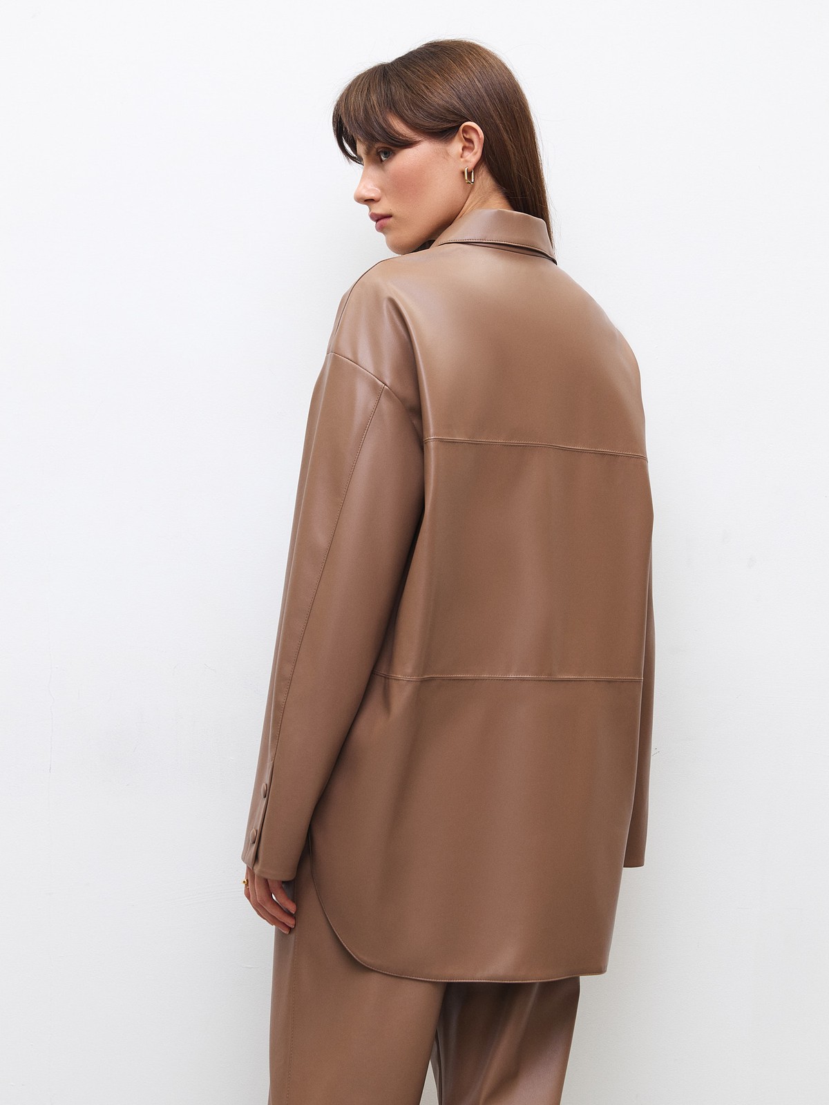 


Удлиненная рубашка-жакет из экокожи на ворсовой основе. Удобная застежка на кнопки, обтянутые экокожей. Модель с ремнем, который по желанию можно снять. Изделие с подкладочной тканьюдля приятных тактильных ощущений. Фигурный, полукруглый низ превращает рубашку-жакет в актуальную базу. Мы рады, что у нас получилась модель на каждый день, которая легко комбинируется с изделиями из коллекции. Можно носить самостоятельно или как верхнюю одежду.

На модели размер XS/S