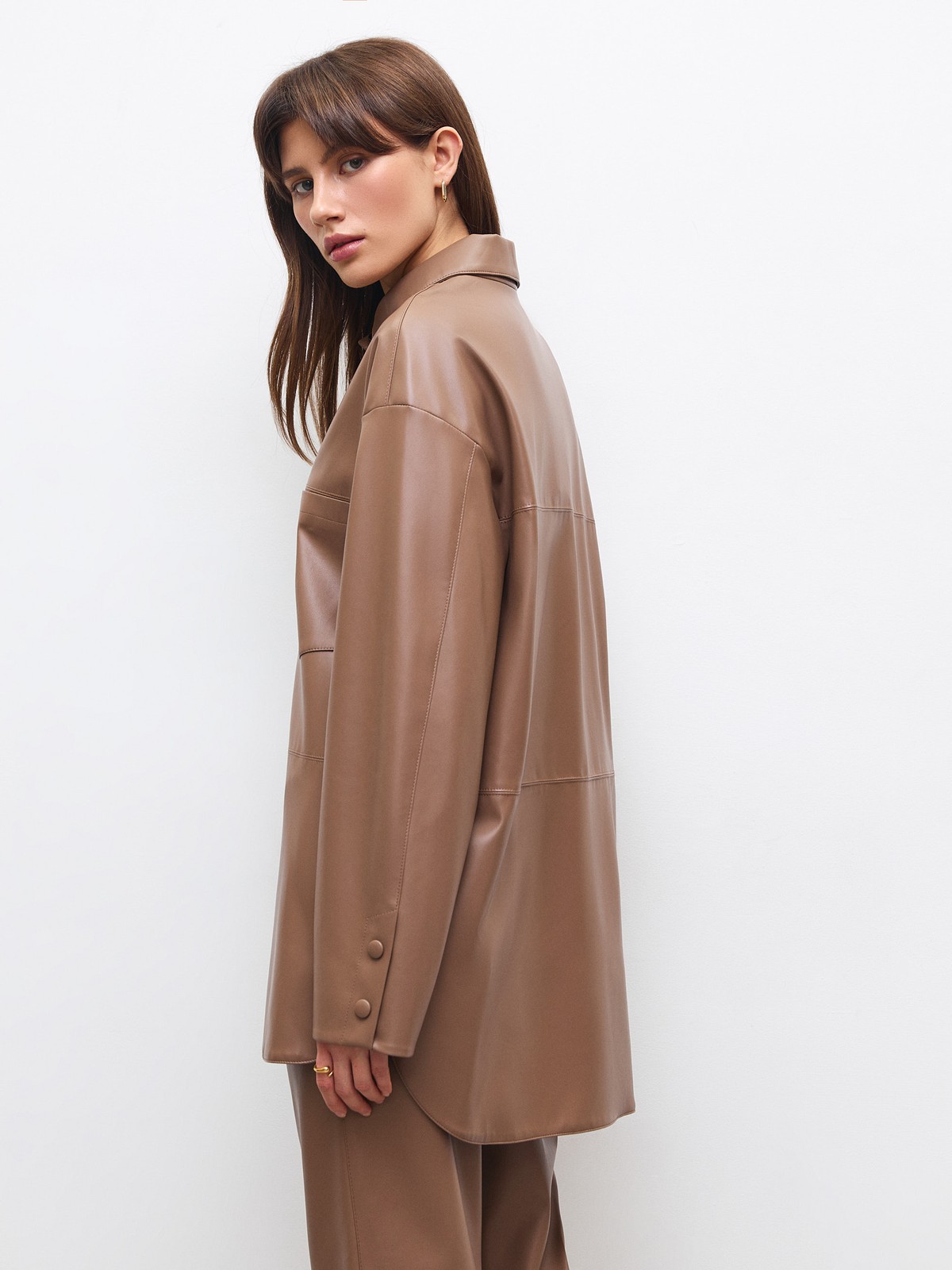 


Удлиненная рубашка-жакет из экокожи на ворсовой основе. Удобная застежка на кнопки, обтянутые экокожей. Модель с ремнем, который по желанию можно снять. Изделие с подкладочной тканьюдля приятных тактильных ощущений. Фигурный, полукруглый низ превращает рубашку-жакет в актуальную базу. Мы рады, что у нас получилась модель на каждый день, которая легко комбинируется с изделиями из коллекции. Можно носить самостоятельно или как верхнюю одежду.

На модели размер XS/S