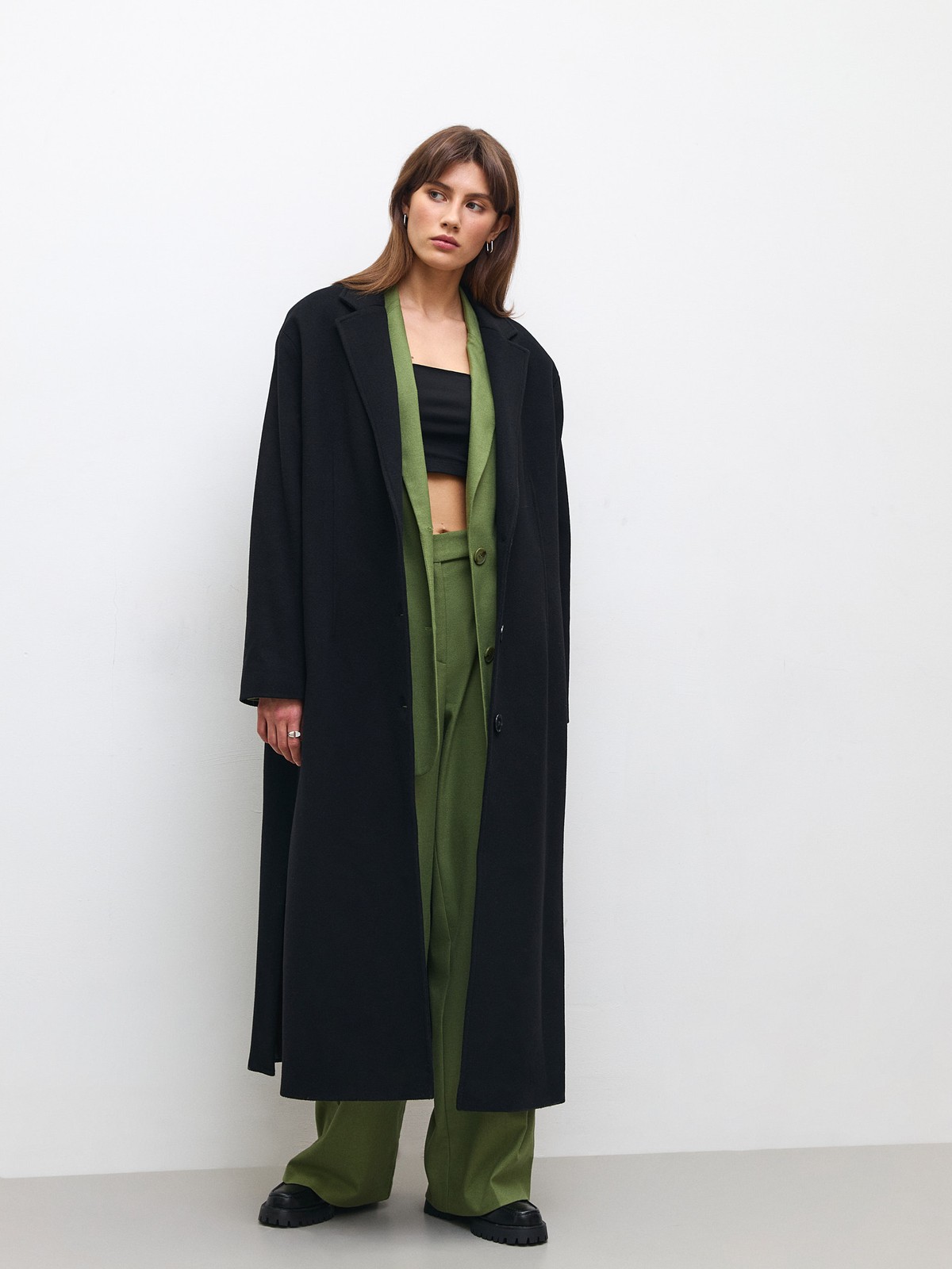 Однобортное пальто оверсайз из шерсти и кашемира с разрезами, цвет: Черный Allweneed
Классическое однобортное пальто на трех пуговицах. Если не знаете, что надеть сегодня, надевайте это пальто и не прогадаете. Мы создали модель премиального качества из шерсти и кашемира, чтобы вы могли каждый день выглядеть утонченно и дорого. Носите его с поясом для женственных образов или без, когда захотите эффекта oversize. Два базовых цвета на ваш выбор: бежевый и черный.
Температурный режим до +5 C.
На модели размер XS/S