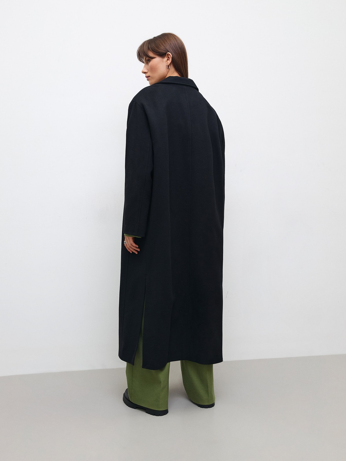Однобортное пальто оверсайз из шерсти и кашемира с разрезами, цвет: Черный Allweneed
Классическое однобортное пальто на трех пуговицах. Если не знаете, что надеть сегодня, надевайте это пальто и не прогадаете. Мы создали модель премиального качества из шерсти и кашемира, чтобы вы могли каждый день выглядеть утонченно и дорого. Носите его с поясом для женственных образов или без, когда захотите эффекта oversize. Два базовых цвета на ваш выбор: бежевый и черный.
Температурный режим до +5 C.
На модели размер XS/S