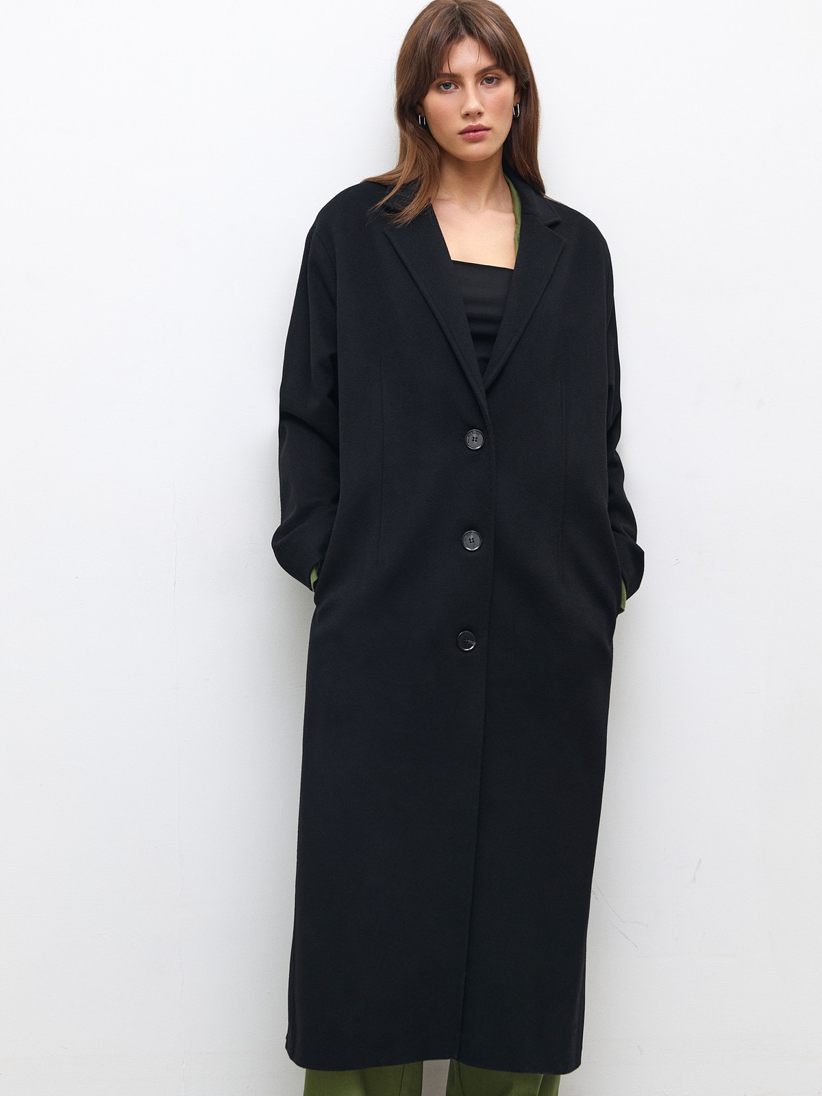 Однобортное пальто оверсайз из шерсти и кашемира с разрезами, цвет: Черный Allweneed
Классическое однобортное пальто на трех пуговицах. Если не знаете, что надеть сегодня, надевайте это пальто и не прогадаете. Мы создали модель премиального качества из шерсти и кашемира, чтобы вы могли каждый день выглядеть утонченно и дорого. Носите его с поясом для женственных образов или без, когда захотите эффекта oversize. Два базовых цвета на ваш выбор: бежевый и черный.
Температурный режим до +5 C.
На модели размер XS/S
