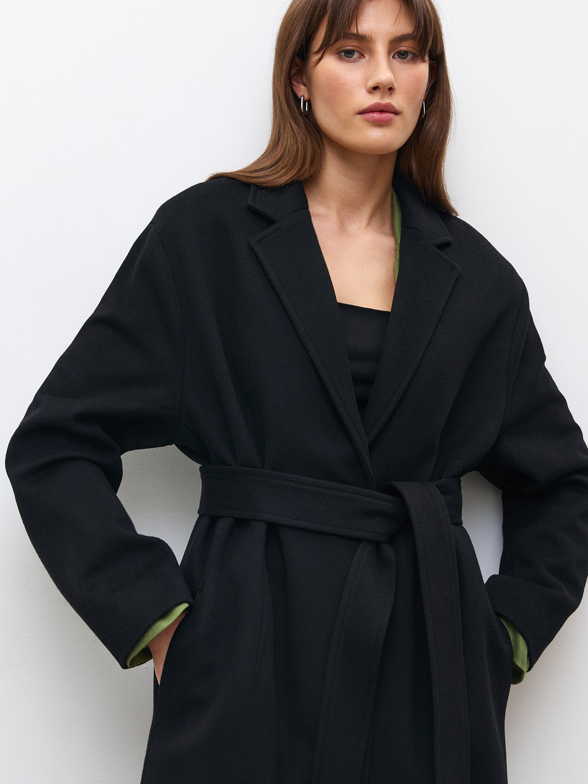 Однобортное пальто оверсайз из шерсти и кашемира с разрезами, цвет: Черный Allweneed
Классическое однобортное пальто на трех пуговицах. Если не знаете, что надеть сегодня, надевайте это пальто и не прогадаете. Мы создали модель премиального качества из шерсти и кашемира, чтобы вы могли каждый день выглядеть утонченно и дорого. Носите его с поясом для женственных образов или без, когда захотите эффекта oversize. Два базовых цвета на ваш выбор: бежевый и черный.
Температурный режим до +5 C.
На модели размер XS/S