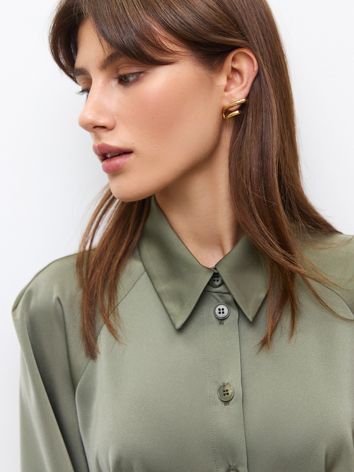 Приталенное платье мини с широким рукавом, цвет: оливковый Allweneed
Платье приталенного кроя. Вытачки на спине для идеальной посадки по фигуре. Свободный рукав и манжеты на небольшой сборке для фиксации. Застежка на пуговицы и потайная кнопка на талии. Модель напоминает удлиненную рубашку. Можно расстегнуть верхние пуговицы и стилизовать платье по настроению. Ткань с легким атласным сиянием, которая делает образ воздушнее. Носите с сапогами и легким пальто.
На модели размер XS