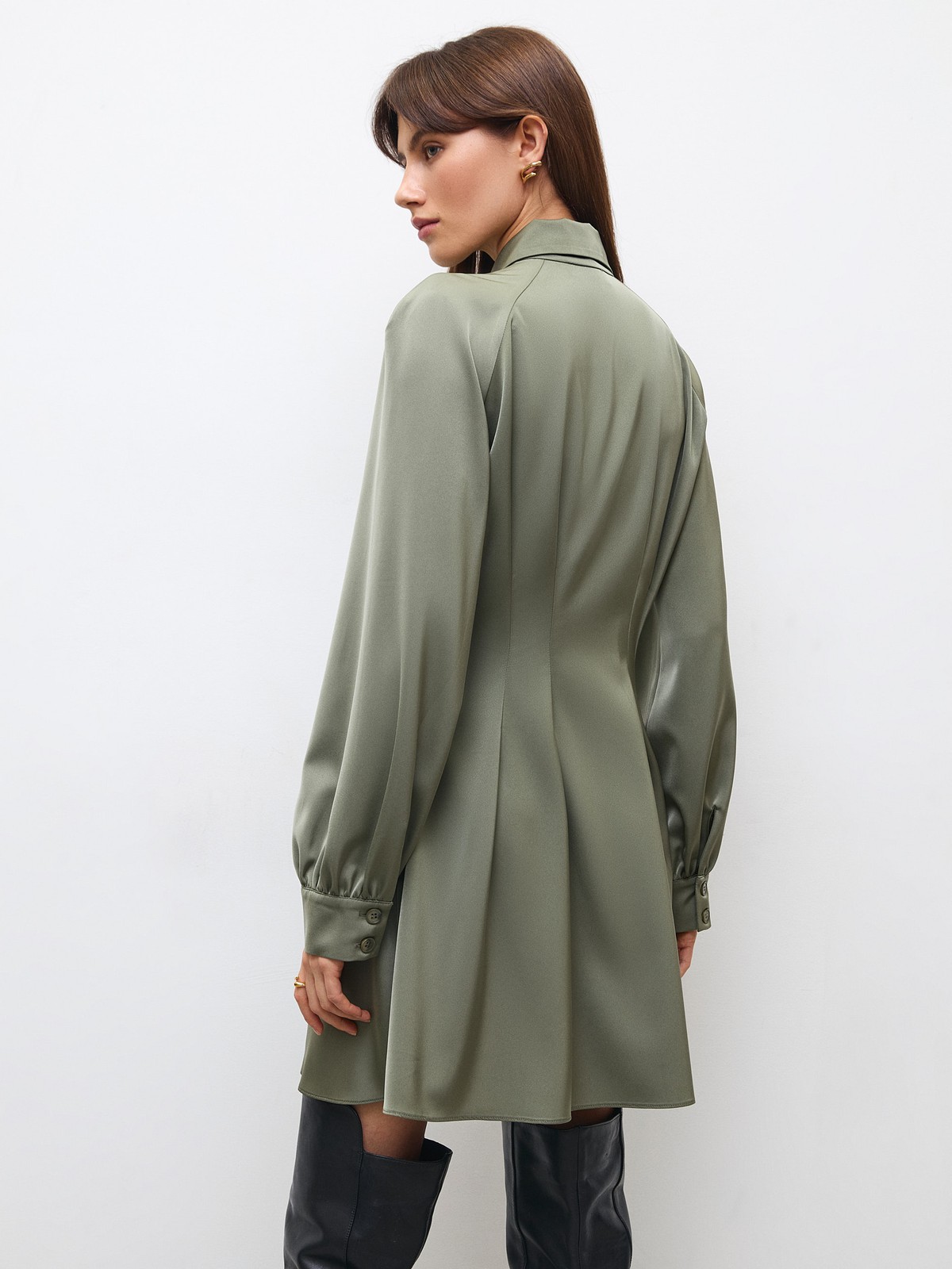 Приталенное платье мини с широким рукавом, цвет: оливковый Allweneed
Платье приталенного кроя. Вытачки на спине для идеальной посадки по фигуре. Свободный рукав и манжеты на небольшой сборке для фиксации. Застежка на пуговицы и потайная кнопка на талии. Модель напоминает удлиненную рубашку. Можно расстегнуть верхние пуговицы и стилизовать платье по настроению. Ткань с легким атласным сиянием, которая делает образ воздушнее. Носите с сапогами и легким пальто.
На модели размер XS