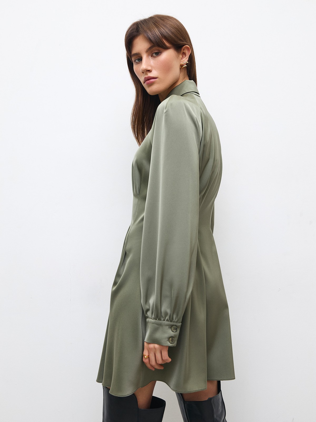 Приталенное платье мини с широким рукавом, цвет: оливковый Allweneed
Платье приталенного кроя. Вытачки на спине для идеальной посадки по фигуре. Свободный рукав и манжеты на небольшой сборке для фиксации. Застежка на пуговицы и потайная кнопка на талии. Модель напоминает удлиненную рубашку. Можно расстегнуть верхние пуговицы и стилизовать платье по настроению. Ткань с легким атласным сиянием, которая делает образ воздушнее. Носите с сапогами и легким пальто.
На модели размер XS