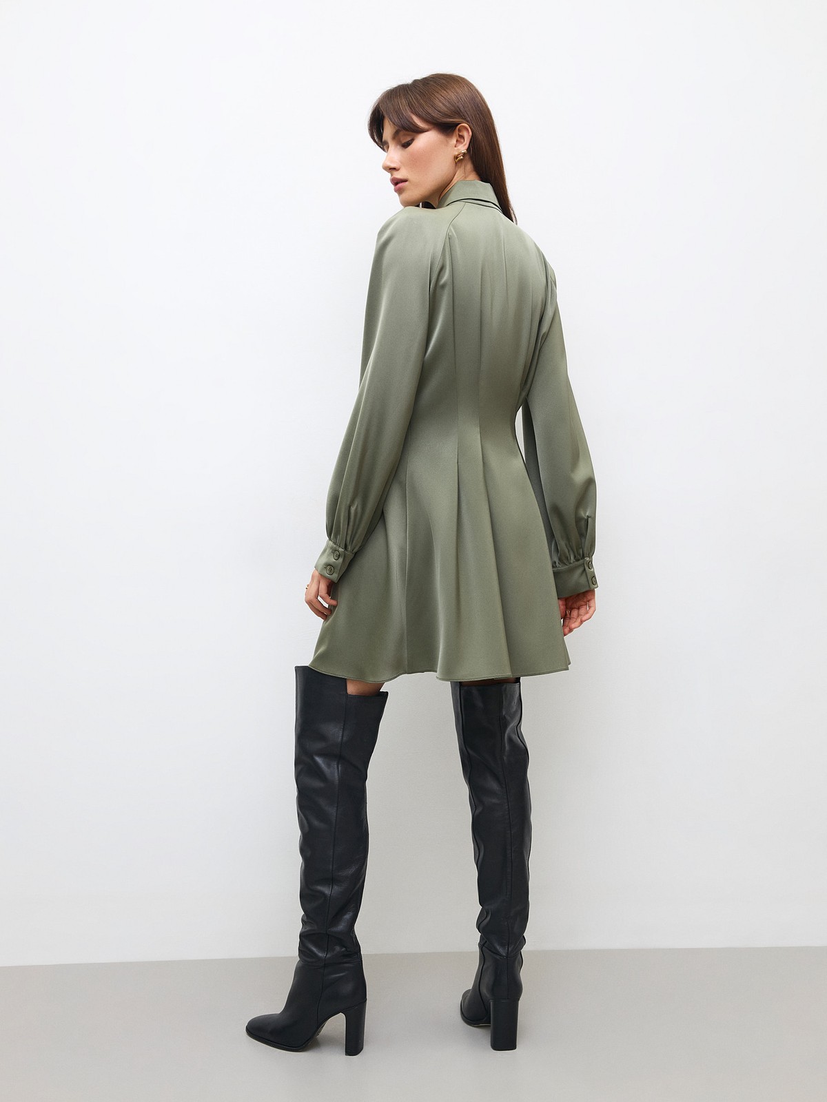 Приталенное платье мини с широким рукавом, цвет: оливковый Allweneed
Платье приталенного кроя. Вытачки на спине для идеальной посадки по фигуре. Свободный рукав и манжеты на небольшой сборке для фиксации. Застежка на пуговицы и потайная кнопка на талии. Модель напоминает удлиненную рубашку. Можно расстегнуть верхние пуговицы и стилизовать платье по настроению. Ткань с легким атласным сиянием, которая делает образ воздушнее. Носите с сапогами и легким пальто.
На модели размер XS