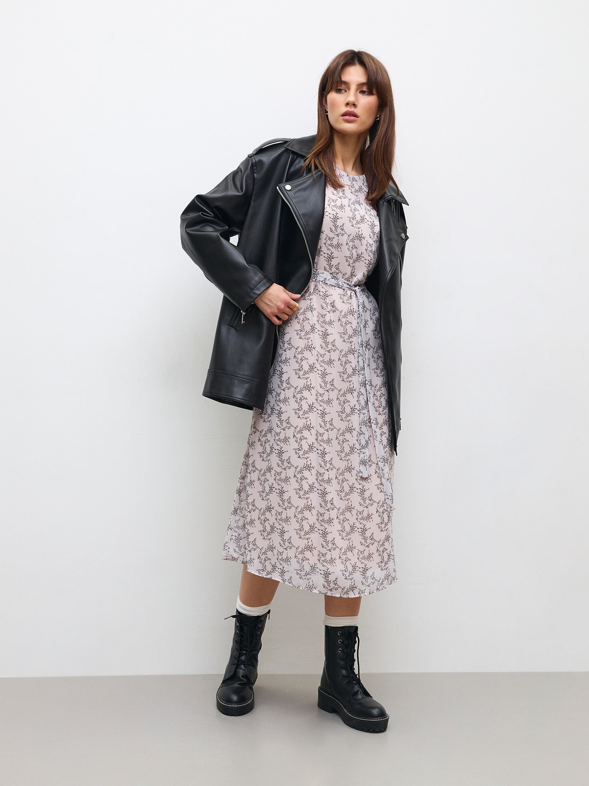 


Легкое шифоновое платье длины миди. Модель с подкладочнойтканью. Длинные рукава на сборке с манжетами. Платье идет с поясом, который мы прикрепили к боковому шву изделия. Можно завязать вокруг талии и создать женственный силуэт или оставить сзади, чтобы получить более свободный фасон. Застежка на воротнике на пуговку. Экспериментируете по настроению. Носите с аккуратными сапогами или туфлями на небольшом каблуке.

На модели размер XS