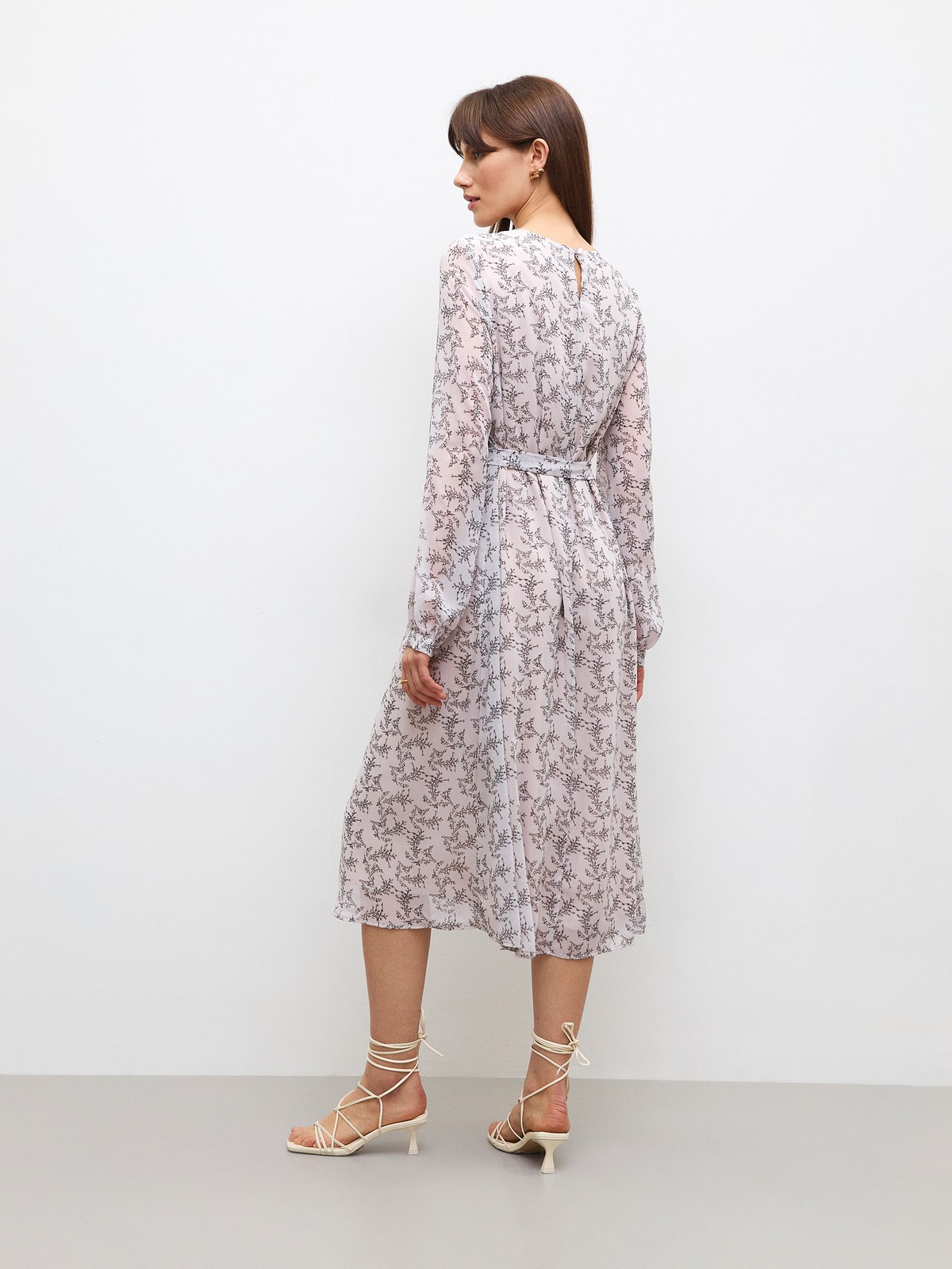 


Легкое шифоновое платье длины миди. Модель с подкладочнойтканью. Длинные рукава на сборке с манжетами. Платье идет с поясом, который мы прикрепили к боковому шву изделия. Можно завязать вокруг талии и создать женственный силуэт или оставить сзади, чтобы получить более свободный фасон. Застежка на воротнике на пуговку. Экспериментируете по настроению. Носите с аккуратными сапогами или туфлями на небольшом каблуке.

На модели размер XS