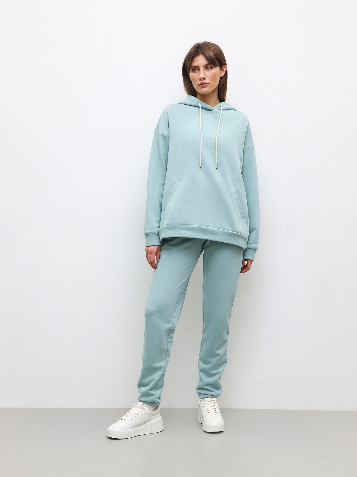 Худи свободного силуэта. Модель дополнена регулируемым капюшоном и двумя карманами. Дополните расслабленный образ спортивными брюками в тон.

На модели размер XS
