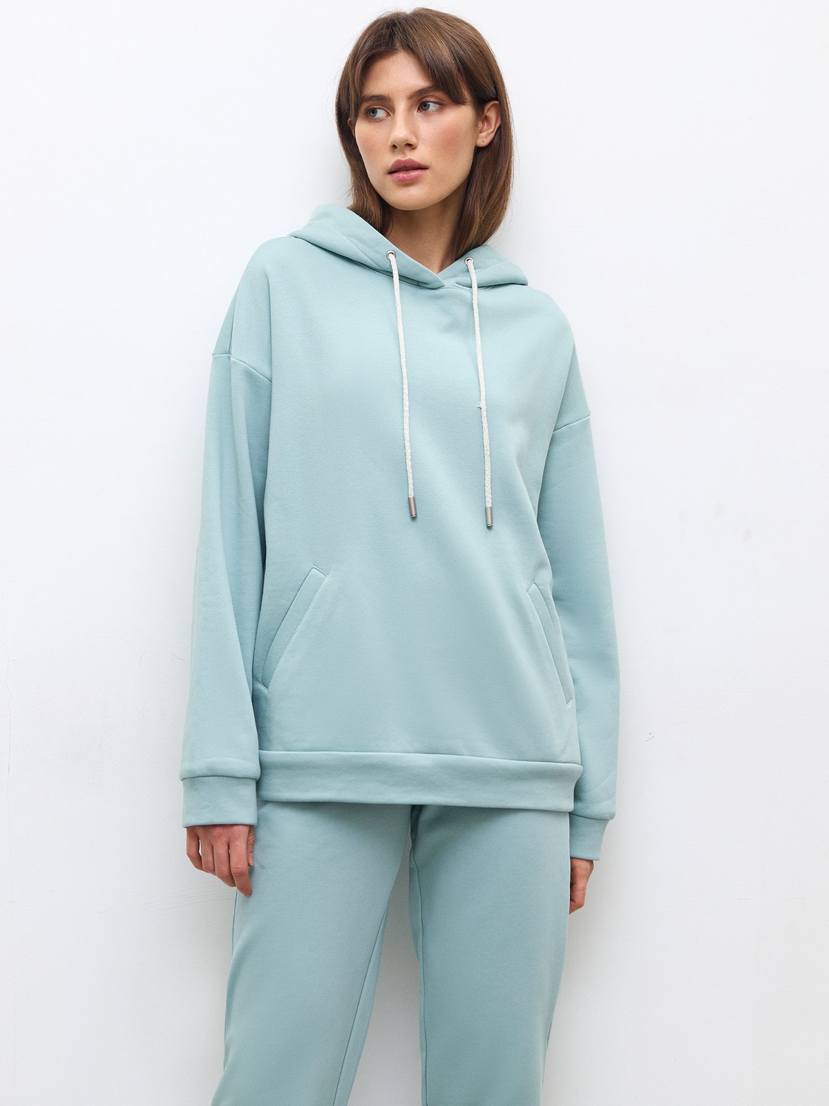 Худи свободного силуэта. Модель дополнена регулируемым капюшоном и двумя карманами. Дополните расслабленный образ спортивными брюками в тон.

На модели размер XS