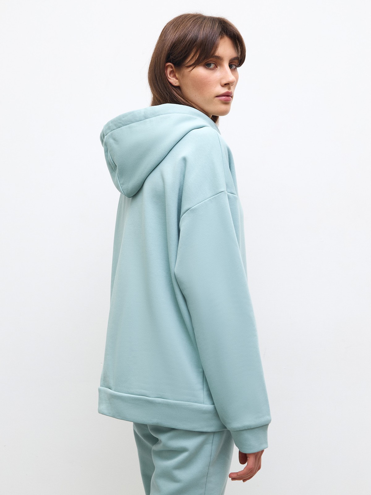Худи свободного силуэта. Модель дополнена регулируемым капюшоном и двумя карманами. Дополните расслабленный образ спортивными брюками в тон.

На модели размер XS
