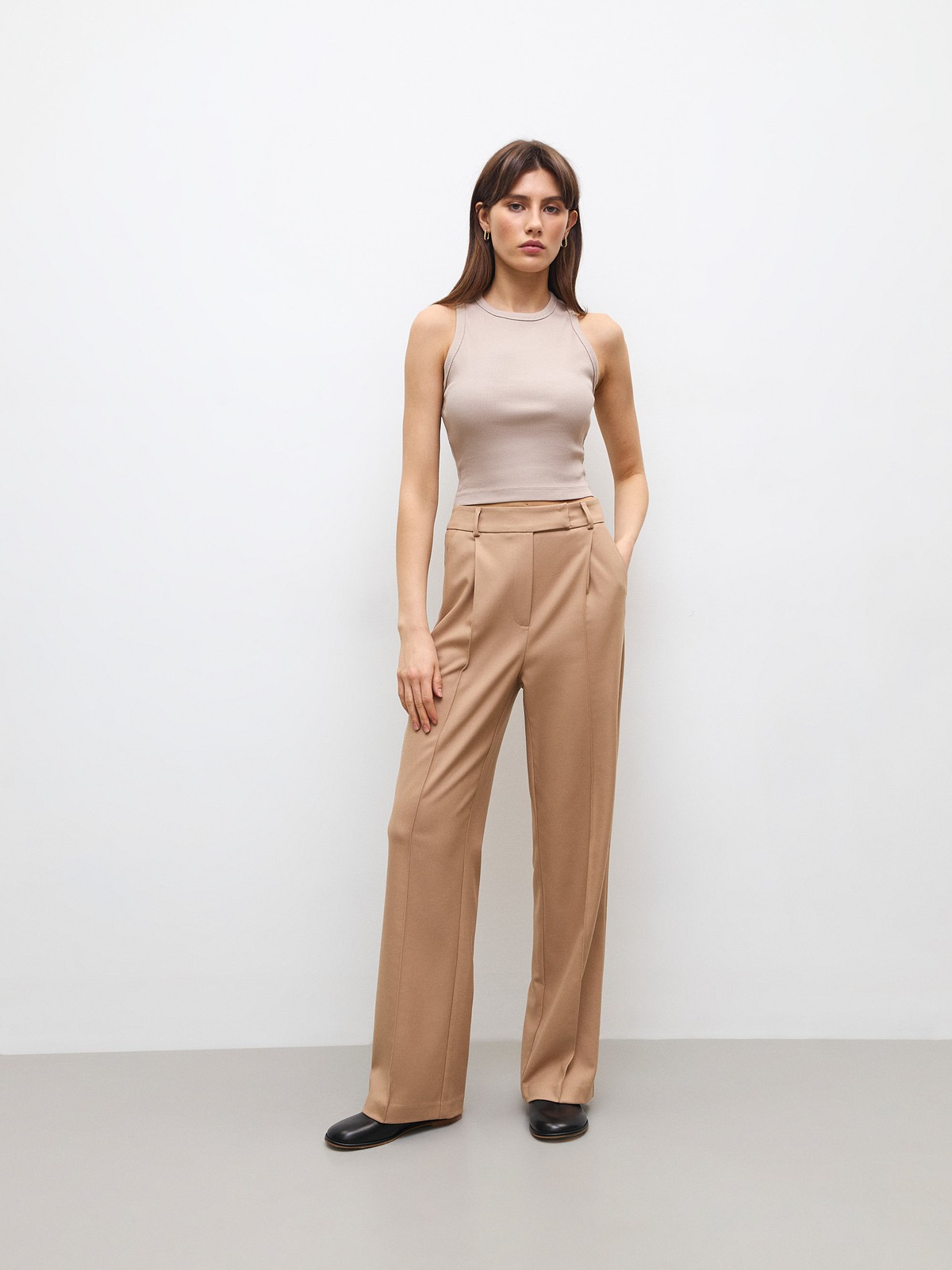 Укороченная майка из кашкорсе, цвет: какао Allweneed
Топ до линии талии с английской проймой. Хлопок позволяет вашей коже дышать, поэтому вы можете носить эту модель даже жарким летом. Три актуальных базовых оттенка на каждый день. Носите с джинсами и юбками с высокой талией.
На модели размер XS