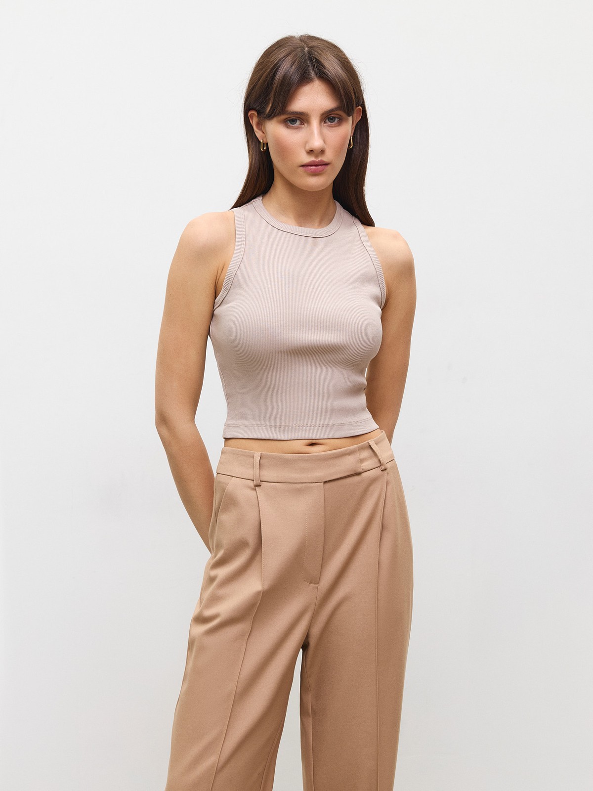 Укороченная майка из кашкорсе, цвет: какао Allweneed
Топ до линии талии с английской проймой. Хлопок позволяет вашей коже дышать, поэтому вы можете носить эту модель даже жарким летом. Три актуальных базовых оттенка на каждый день. Носите с джинсами и юбками с высокой талией.
На модели размер XS