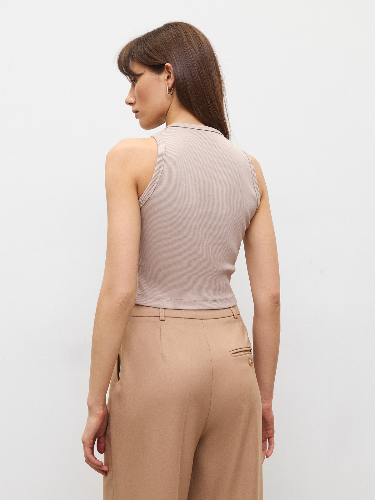 Укороченная майка из кашкорсе, цвет: какао Allweneed
Топ до линии талии с английской проймой. Хлопок позволяет вашей коже дышать, поэтому вы можете носить эту модель даже жарким летом. Три актуальных базовых оттенка на каждый день. Носите с джинсами и юбками с высокой талией.
На модели размер XS