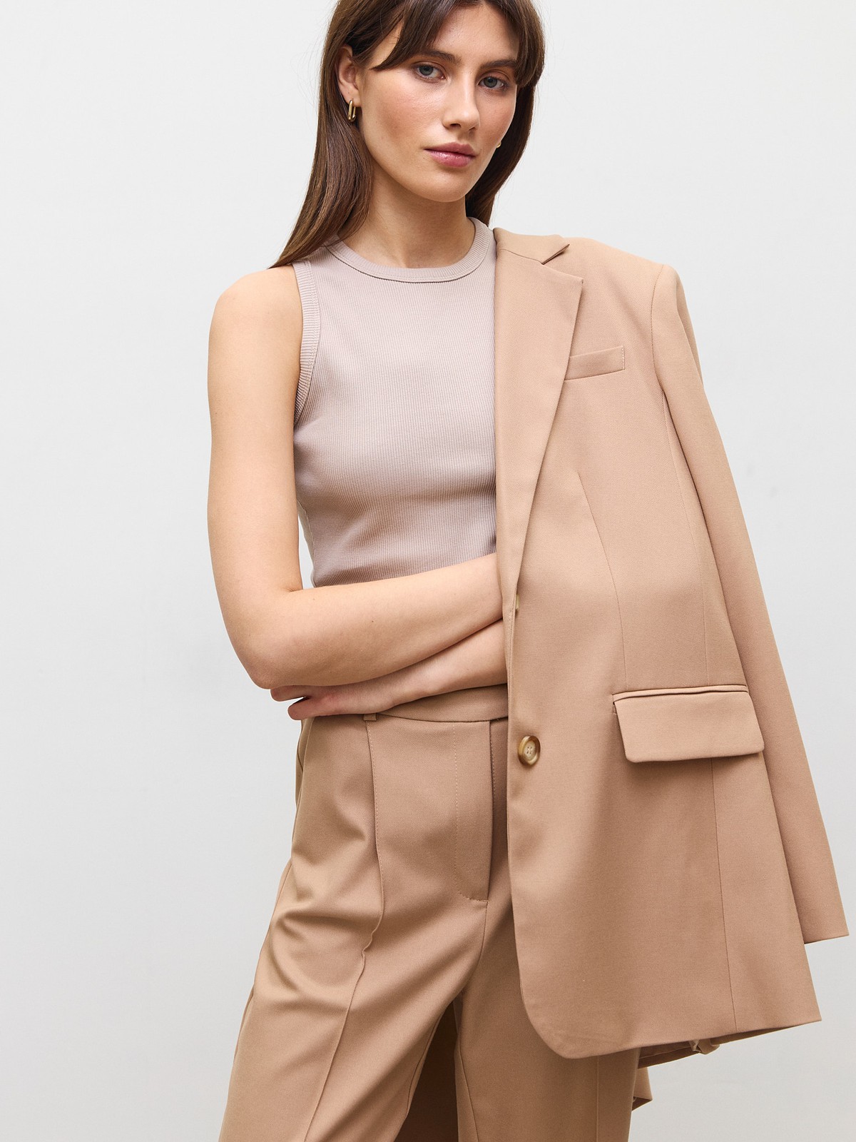 Укороченная майка из кашкорсе, цвет: какао Allweneed
Топ до линии талии с английской проймой. Хлопок позволяет вашей коже дышать, поэтому вы можете носить эту модель даже жарким летом. Три актуальных базовых оттенка на каждый день. Носите с джинсами и юбками с высокой талией.
На модели размер XS