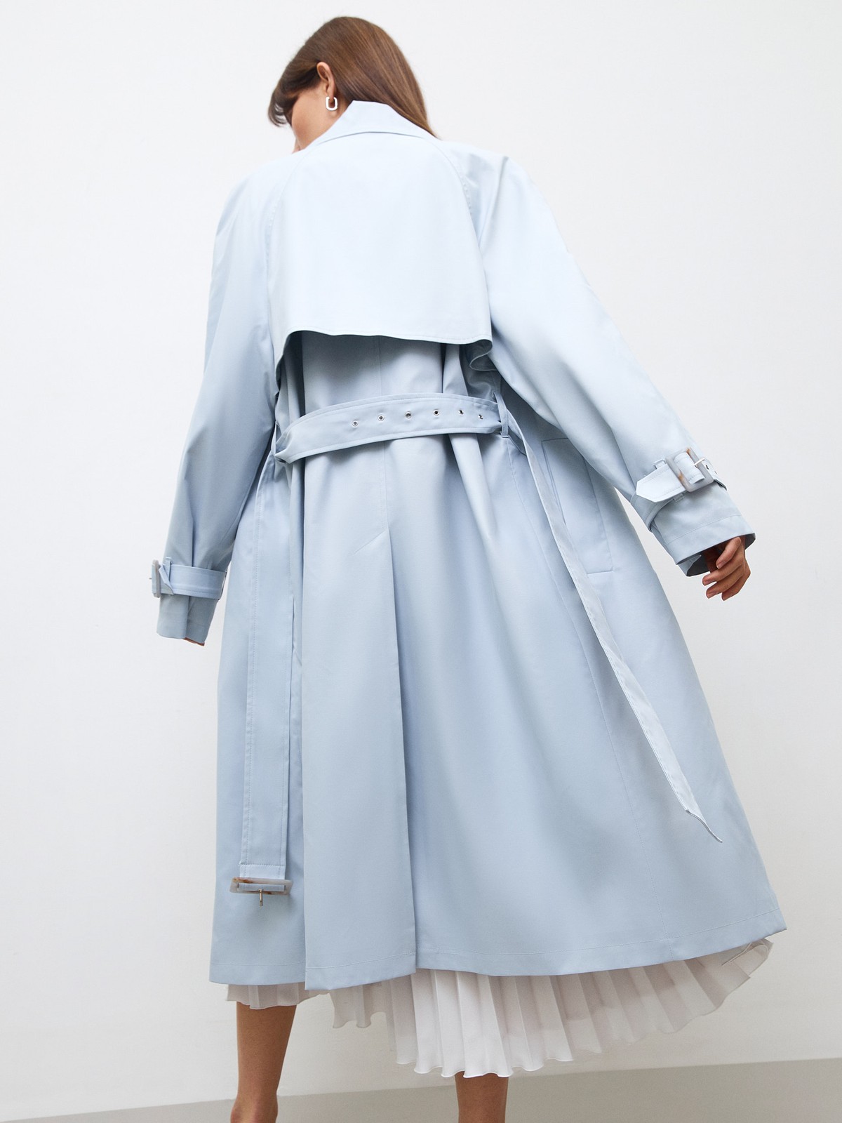 Тренч, цвет: серо-голубой Allweneed Плащдвубортного кроя с застежкой на крупные однотонные пуговицы. Отлетная кокетка, А-силуэт и длинный пояс на талии добавляют образу легкости, а цветовая гамма создает поистине весеннее настроение.