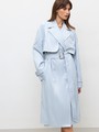 Тренч, цвет: серо-голубой Allweneed Плащдвубортного кроя с застежкой на крупные однотонные пуговицы. Отлетная кокетка, А-силуэт и длинный пояс на талии добавляют образу легкости, а цветовая гамма создает поистине весеннее настроение.