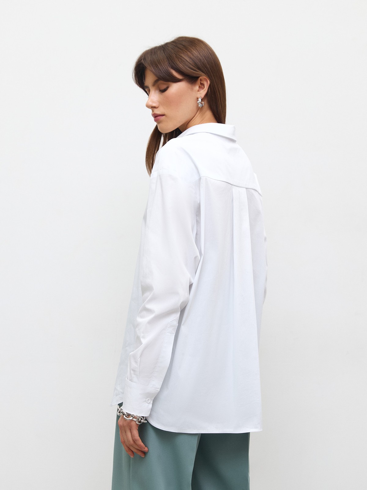 Рубашка oversize, цвет: белый Allweneed Рубашка oversize кроя с отложным воротником изастежкой на пуговицы. Длинные рукава с классическими манжетами. Слегка удлиненная спинка. Носите навыпуск или заправленной в контрастную юбку, шорты или брюки.
На модели размер XS/S