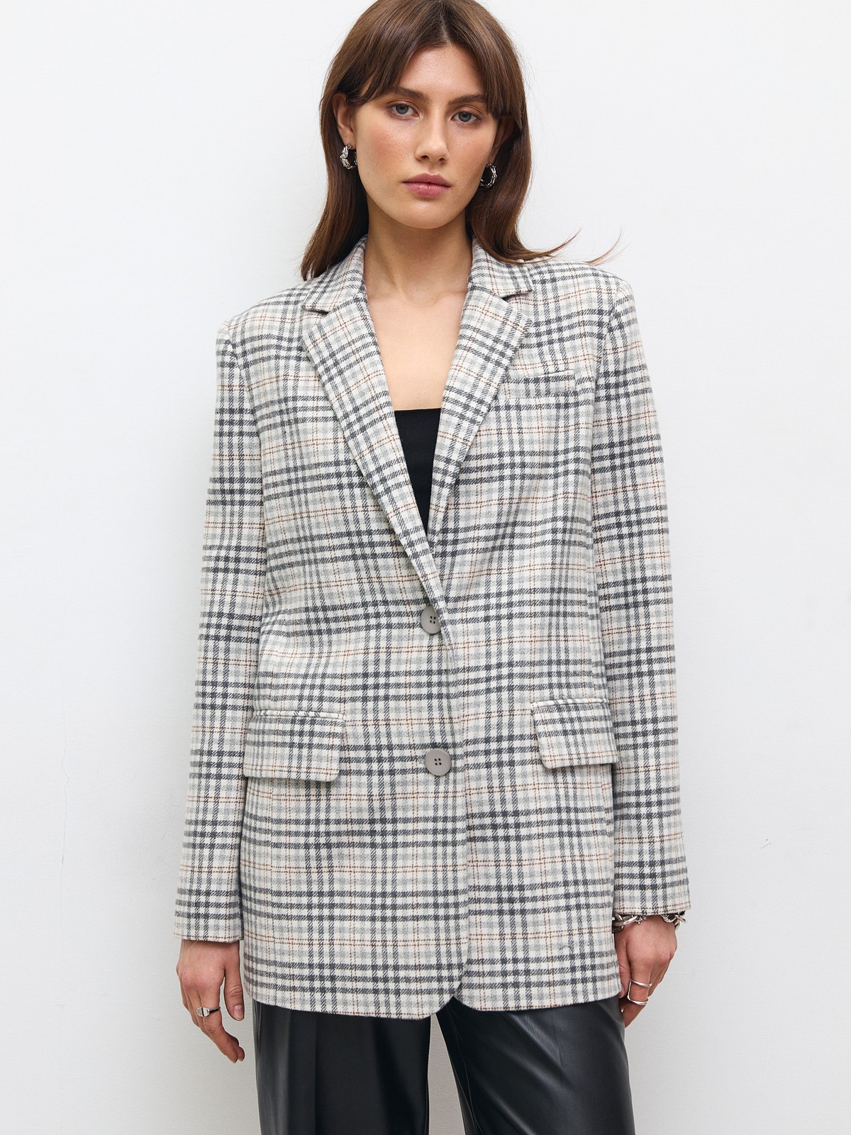 Однобортный прямой жакет , цвет: КЛЕТОЧКА СЕРАЯ Allweneed
Жакет oversize на двух пуговицах. Лацканы и воротник. Два рабочих кармана с клапанами и один декоративный с листочкой. Классическая линия плеч. Шлица на спинке для комфорта в движении. Сочетайте модель с костюмными брюками или с джинсами для образа на каждый день весны. Три благородных оттенка для любого повода.
На модели размер XS/S