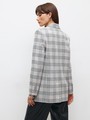 Однобортный прямой жакет , цвет: КЛЕТОЧКА СЕРАЯ Allweneed
Жакет oversize на двух пуговицах. Лацканы и воротник. Два рабочих кармана с клапанами и один декоративный с листочкой. Классическая линия плеч. Шлица на спинке для комфорта в движении. Сочетайте модель с костюмными брюками или с джинсами для образа на каждый день весны. Три благородных оттенка для любого повода.
На модели размер XS/S