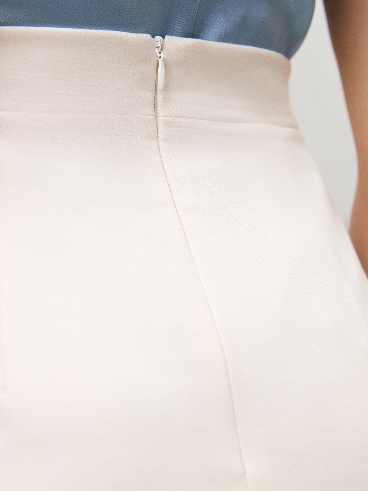 Мини-юбка, цвет: молочный Allweneed
Мини-юбка с посадкой по фигуре из плотной вискозы. Модель с высокой талией. Юбка износостойкая и хорошо держит форму благодаря европейским материалам. Носите, чтобы добавить нотку смелости. Сочетайте с водолазкой, объемным джемпером или боди. Для более сдержанного образа выбирайте жакет в тон.
На модели размер XS