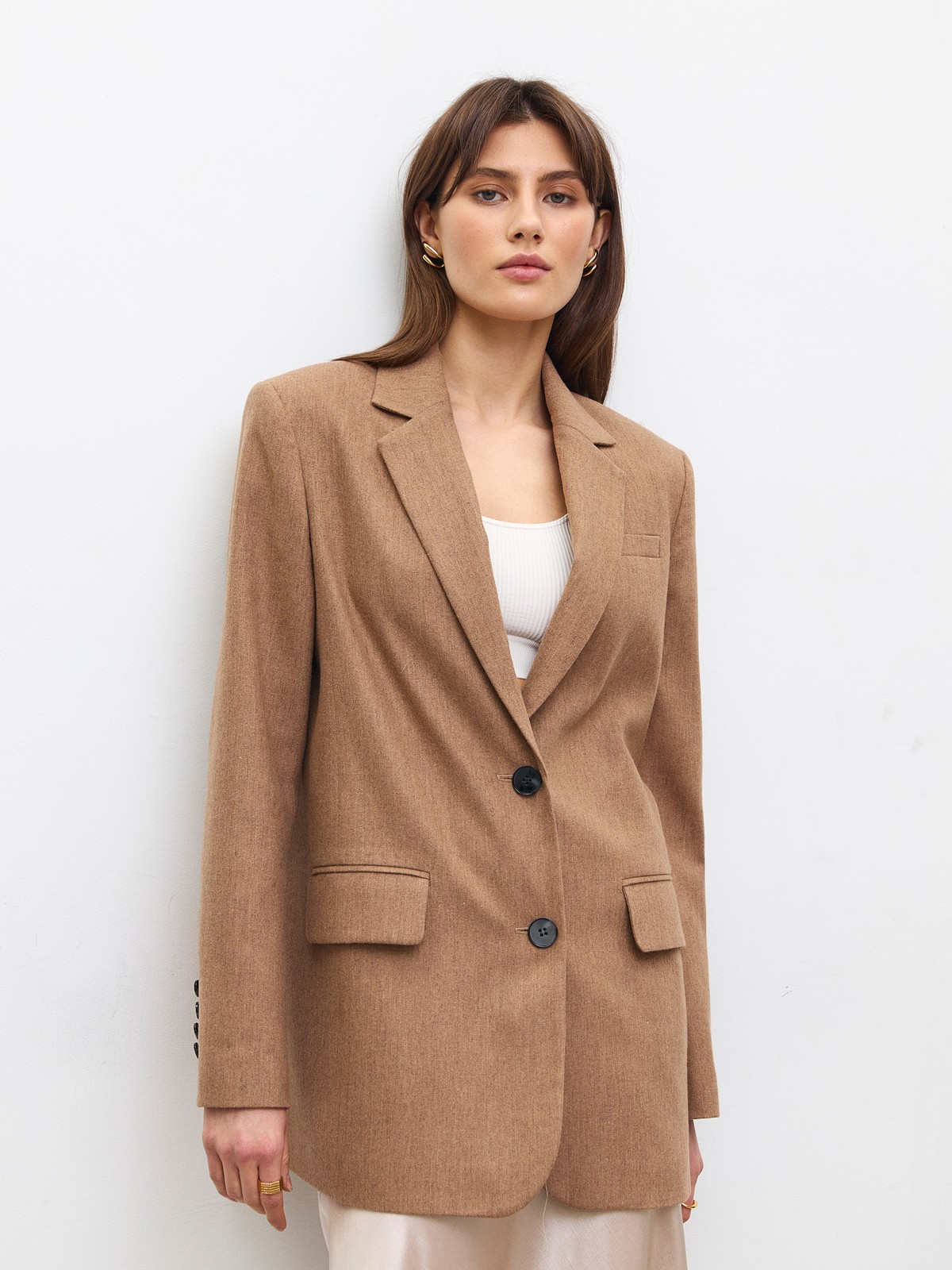 Однобортный прямой жакет , цвет: кэмел Allweneed
Жакет oversize на двух пуговицах. Лацканы и воротник. Два рабочих кармана с клапанами и один декоративный с листочкой. Классическая линия плеч. Шлица на спинке для комфорта в движении. Сочетайте модель с костюмными брюками или с джинсами для образа на каждый день весны. Три благородных оттенка для любого повода.
На модели размер XS/S