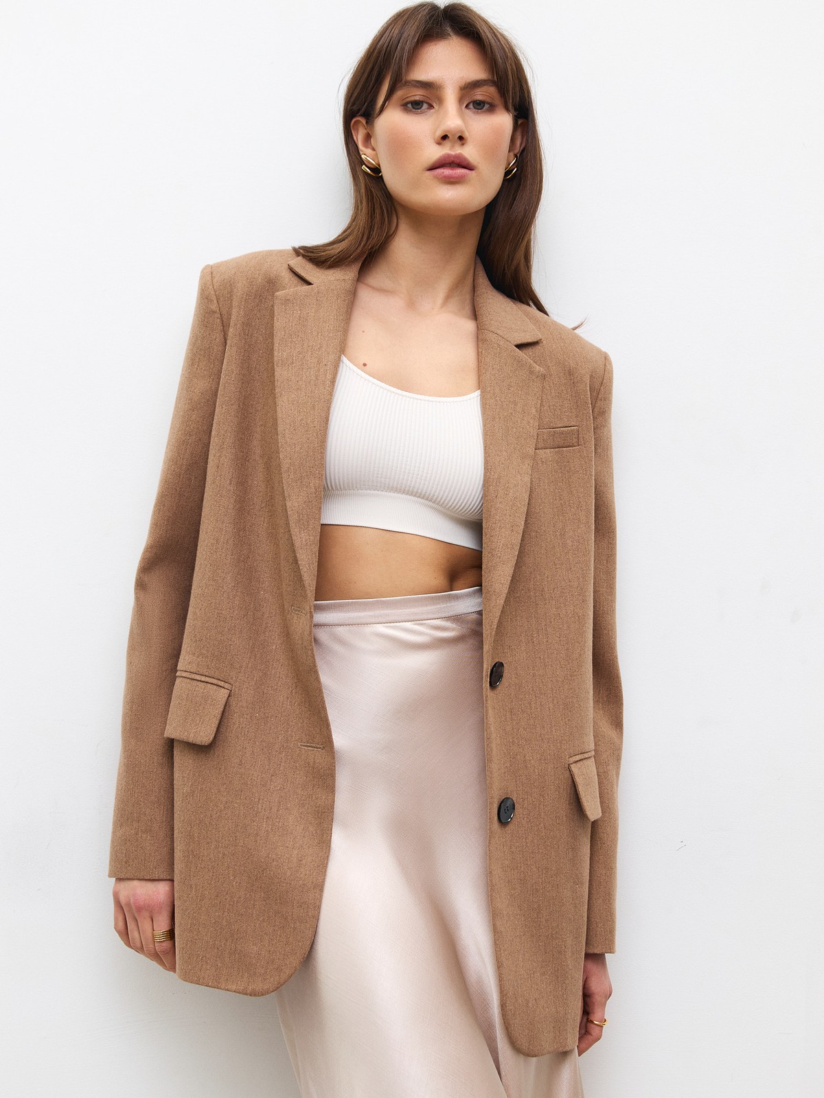 Однобортный прямой жакет , цвет: кэмел Allweneed
Жакет oversize на двух пуговицах. Лацканы и воротник. Два рабочих кармана с клапанами и один декоративный с листочкой. Классическая линия плеч. Шлица на спинке для комфорта в движении. Сочетайте модель с костюмными брюками или с джинсами для образа на каждый день весны. Три благородных оттенка для любого повода.
На модели размер XS/S