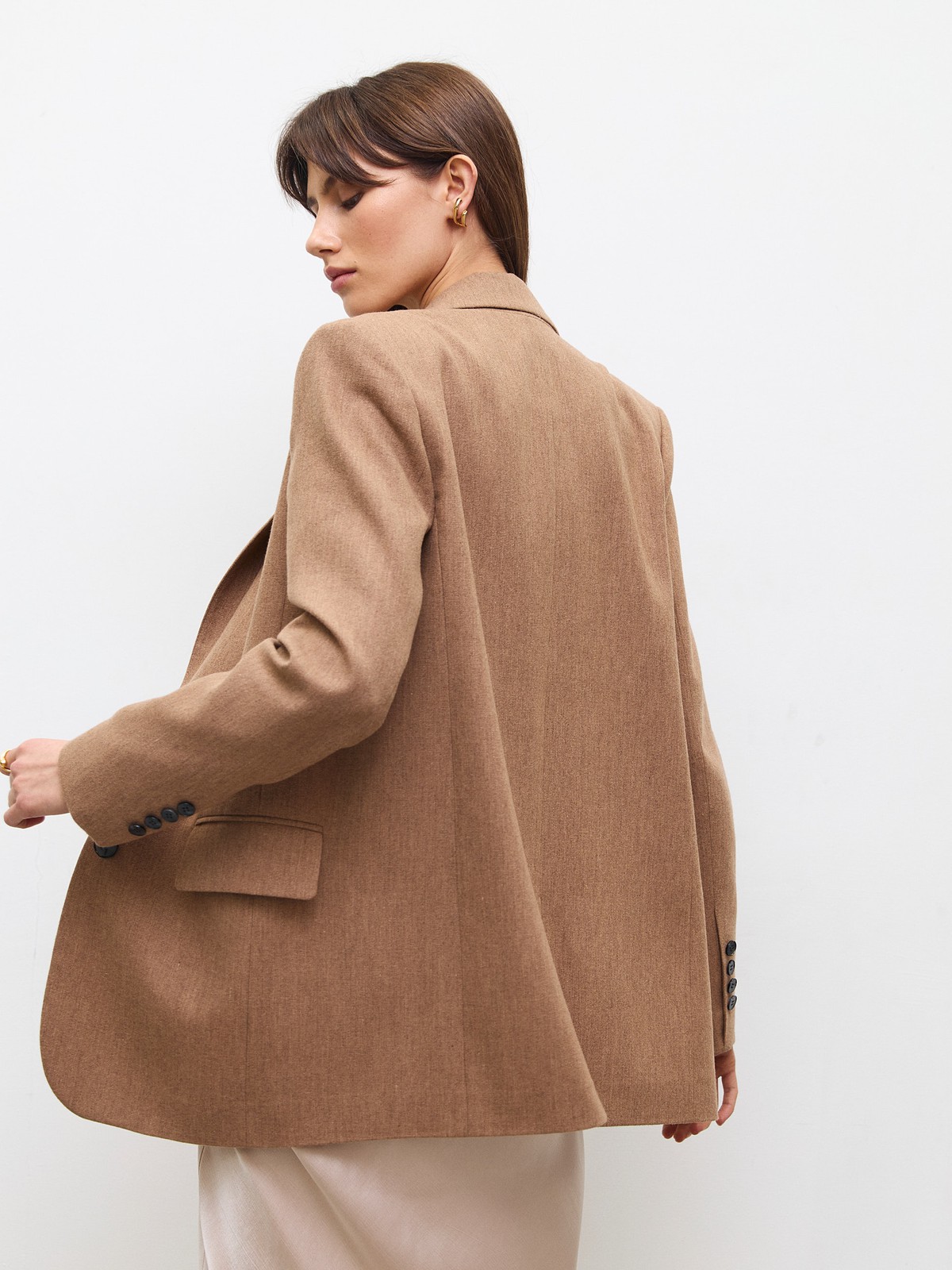 Однобортный прямой жакет , цвет: кэмел Allweneed
Жакет oversize на двух пуговицах. Лацканы и воротник. Два рабочих кармана с клапанами и один декоративный с листочкой. Классическая линия плеч. Шлица на спинке для комфорта в движении. Сочетайте модель с костюмными брюками или с джинсами для образа на каждый день весны. Три благородных оттенка для любого повода.
На модели размер XS/S