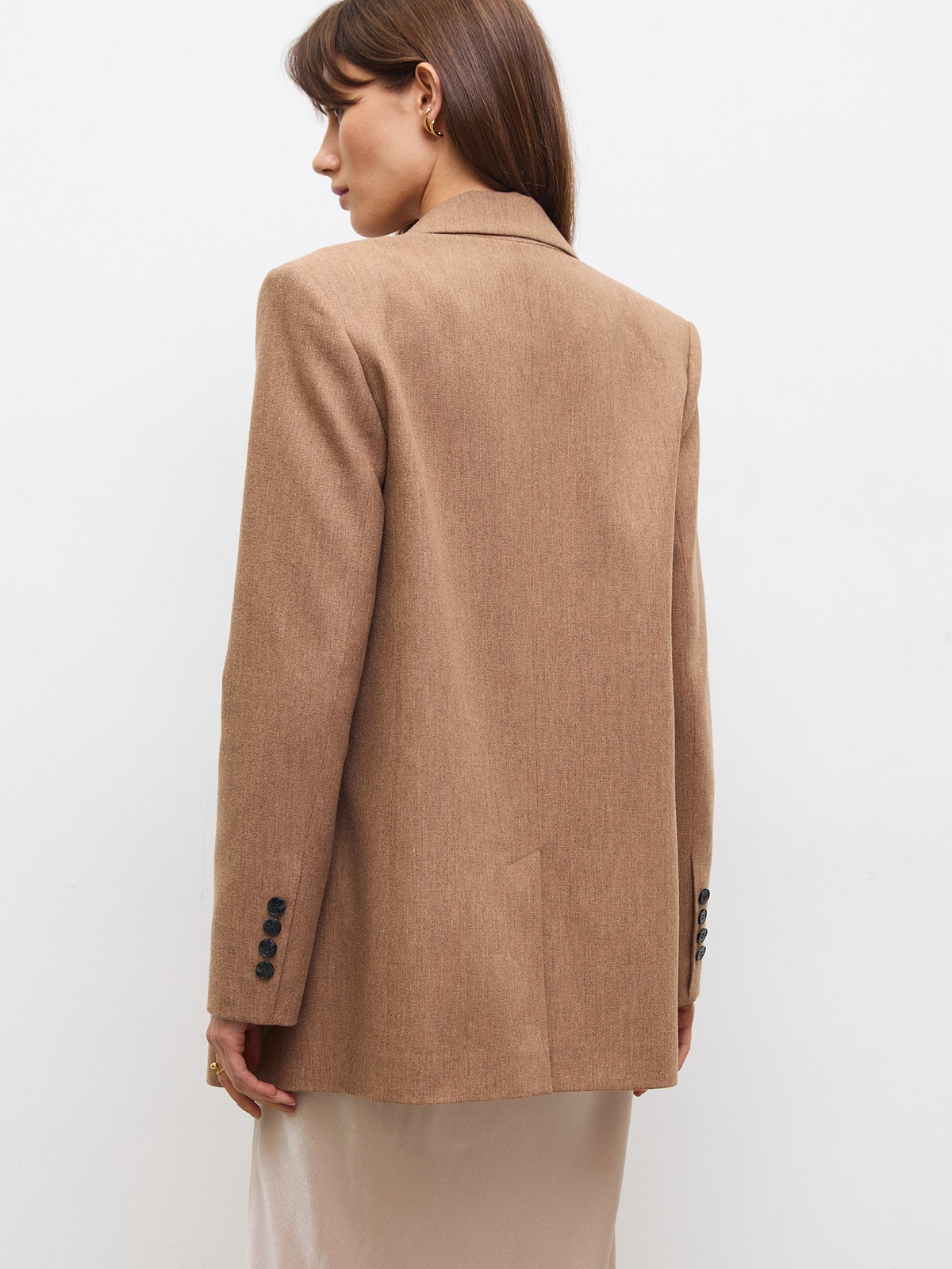 Однобортный прямой жакет , цвет: кэмел Allweneed
Жакет oversize на двух пуговицах. Лацканы и воротник. Два рабочих кармана с клапанами и один декоративный с листочкой. Классическая линия плеч. Шлица на спинке для комфорта в движении. Сочетайте модель с костюмными брюками или с джинсами для образа на каждый день весны. Три благородных оттенка для любого повода.
На модели размер XS/S