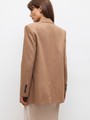 Однобортный прямой жакет , цвет: кэмел Allweneed
Жакет oversize на двух пуговицах. Лацканы и воротник. Два рабочих кармана с клапанами и один декоративный с листочкой. Классическая линия плеч. Шлица на спинке для комфорта в движении. Сочетайте модель с костюмными брюками или с джинсами для образа на каждый день весны. Три благородных оттенка для любого повода.
На модели размер XS/S